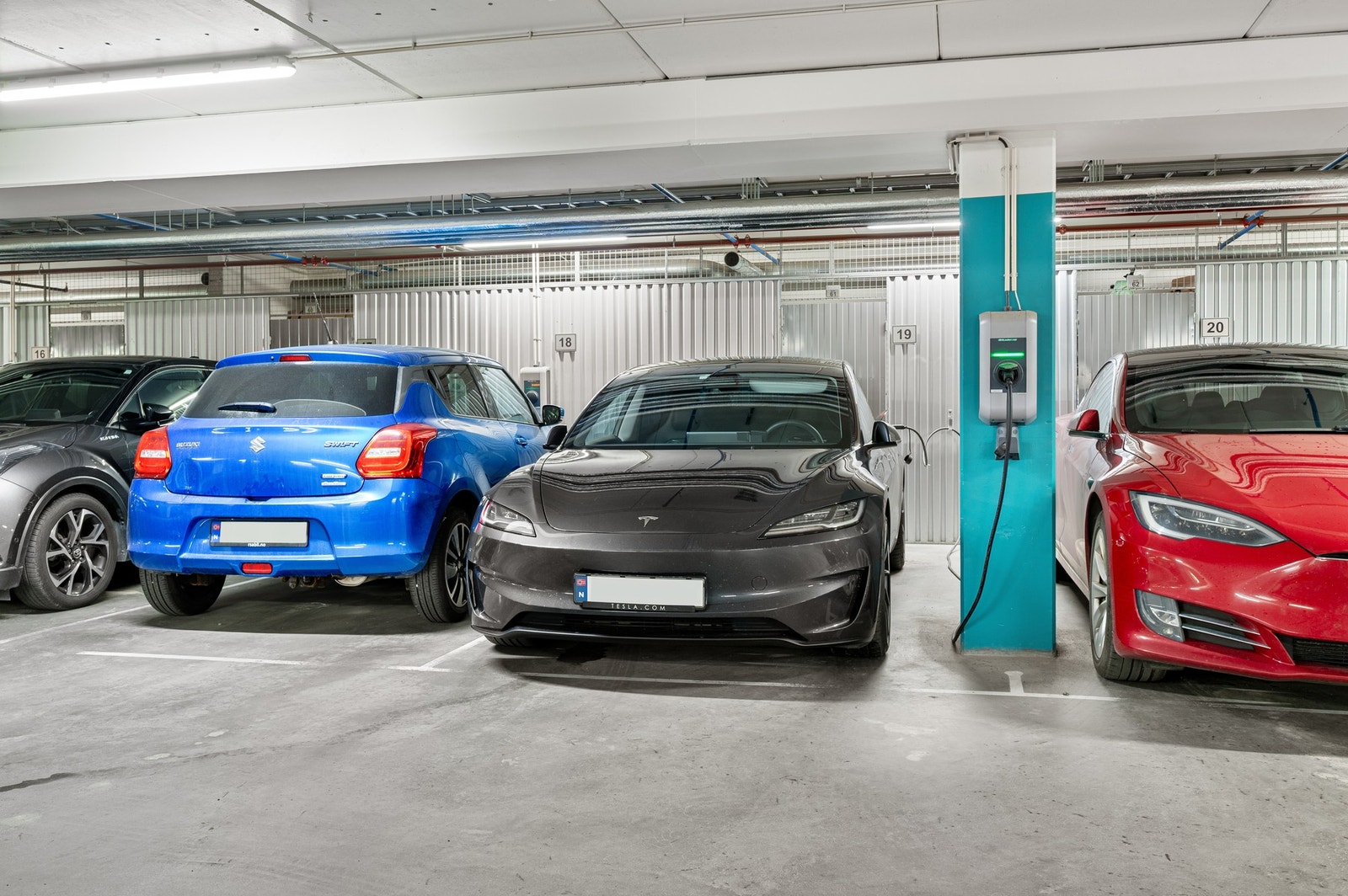 Parkering m/elbillader i felles parkeringsanlegg med bod i bakkant. Galleribilde