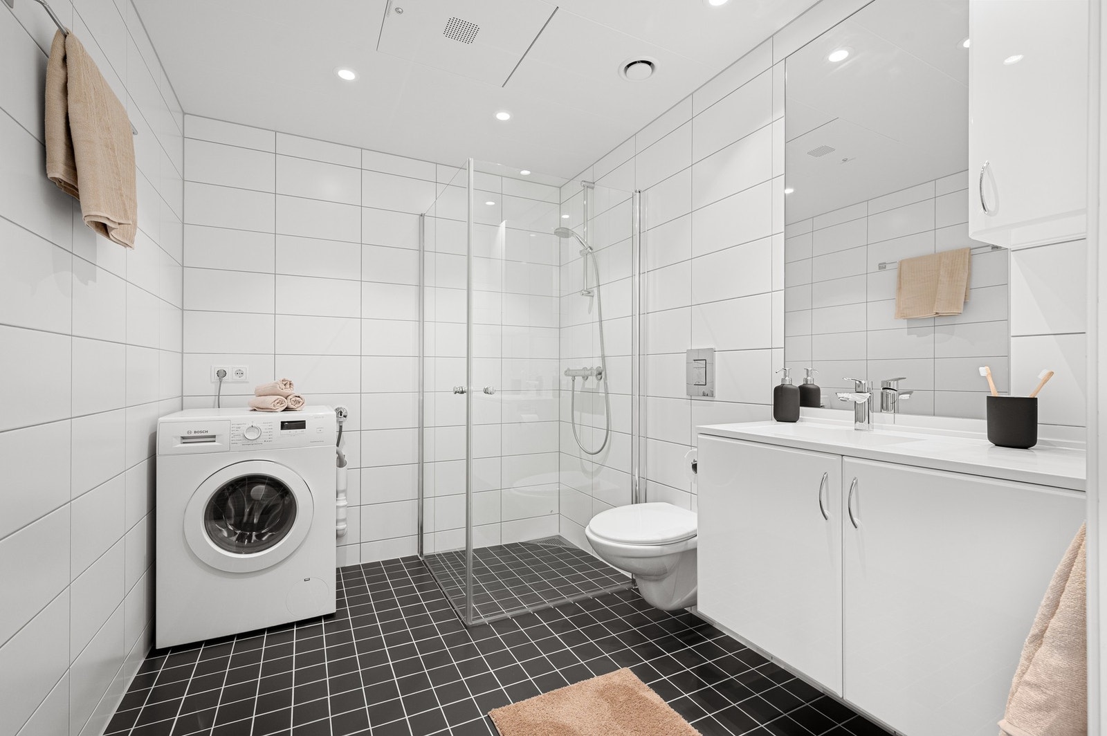 Lekkert og romslig bad med hvit, stilren innredning. Galleribilde