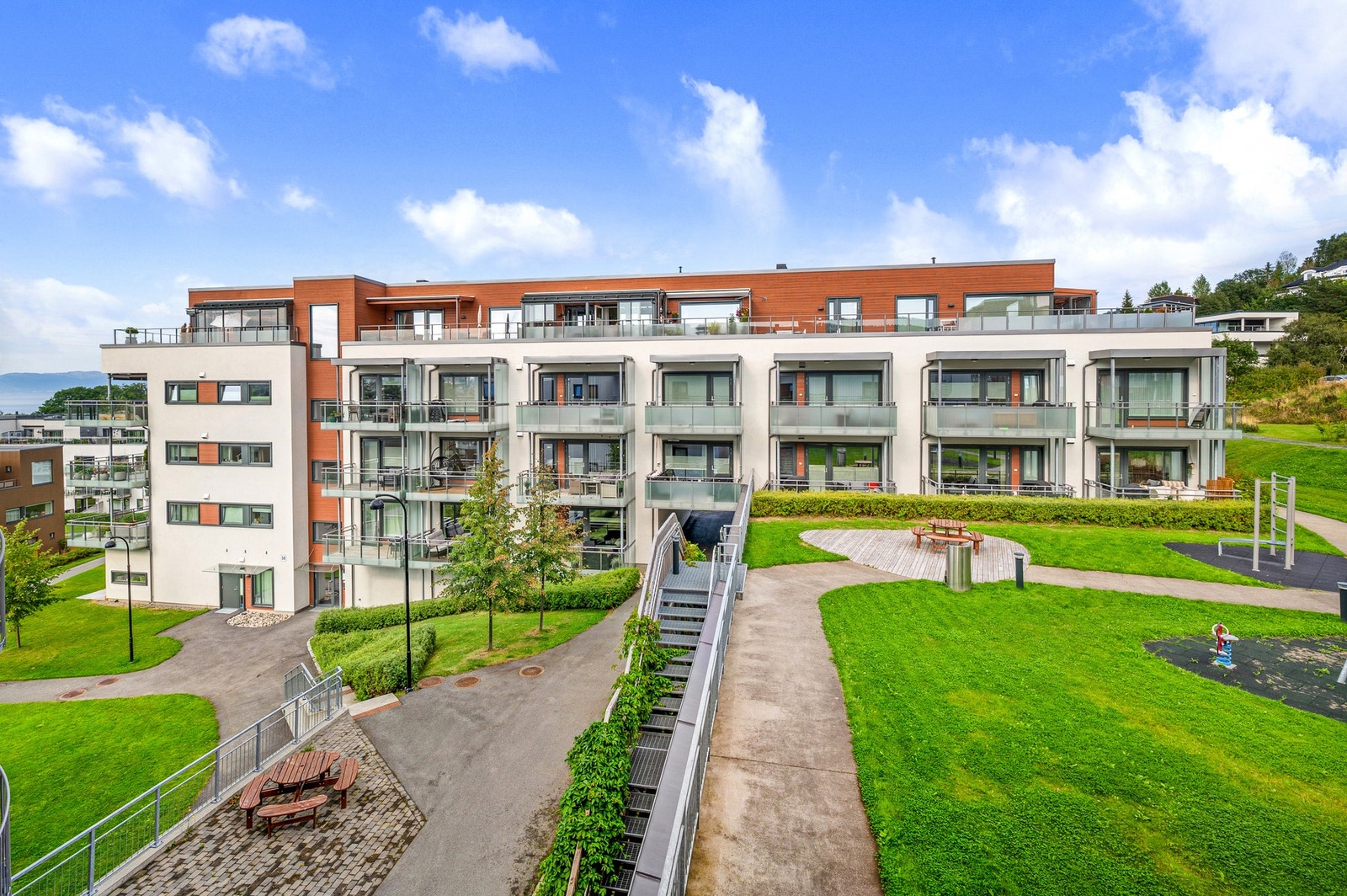 Det er gjesteparkering på sameiets område. Velkommen til en hyggelig visning! Galleribilde