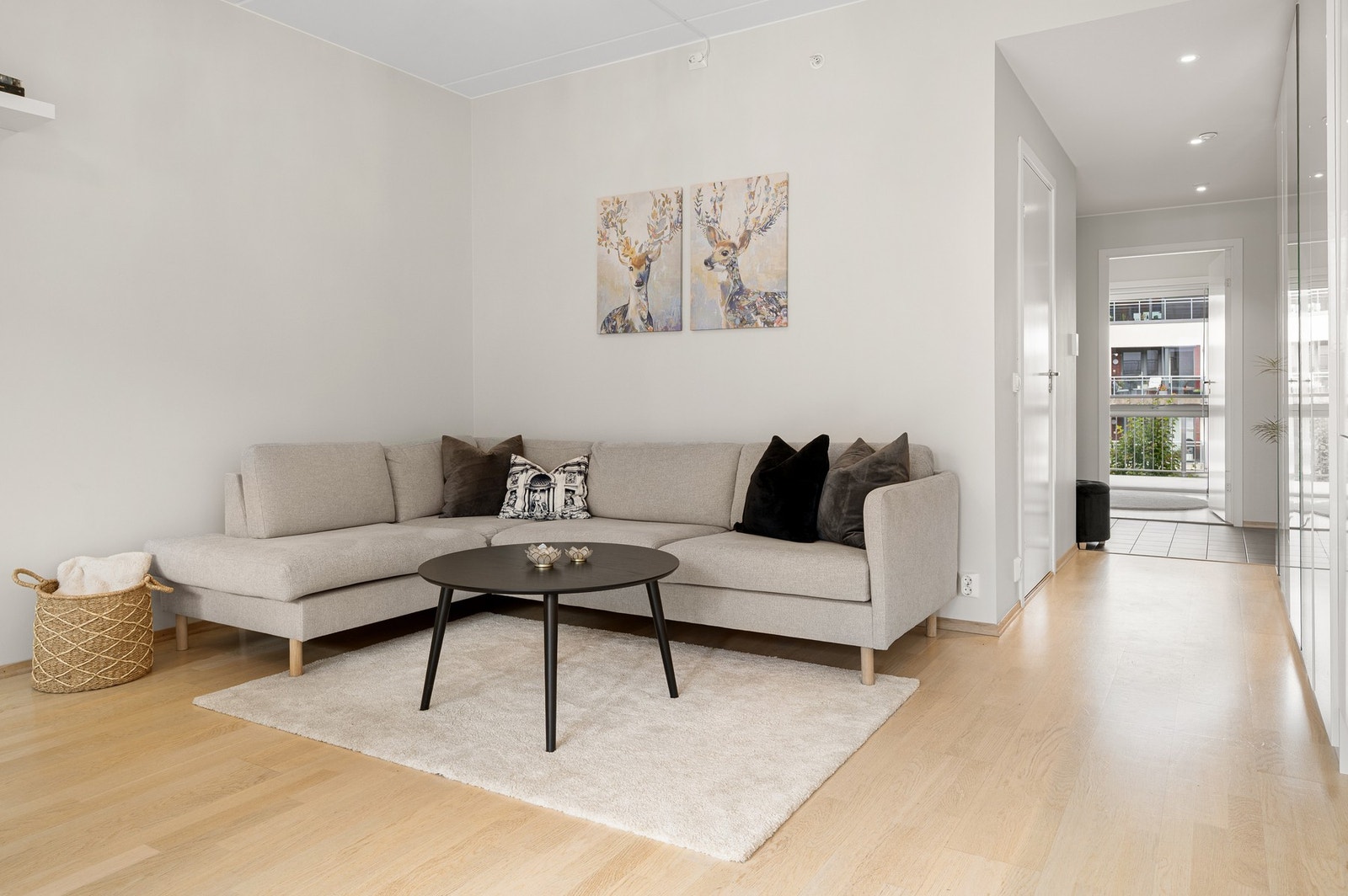 På stuen er det god plass til sitte- og spisegruppe, samt. stue- og TV-bord. Galleribilde