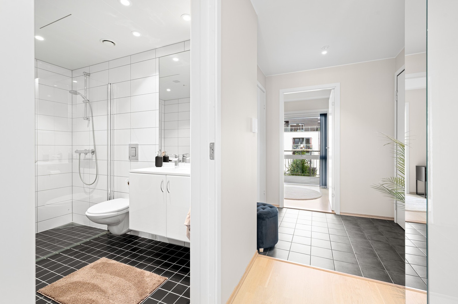 Leiligheten har en romslig entré på hele 6,8m². Galleribilde