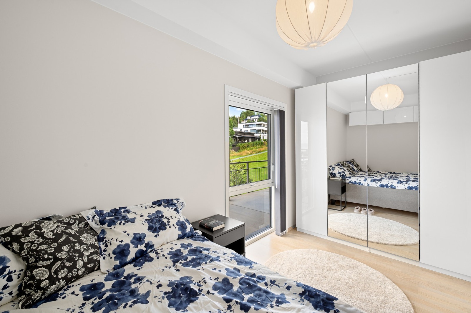 På soverommet har man også god plass til ønsket garderobeløsning. Galleribilde