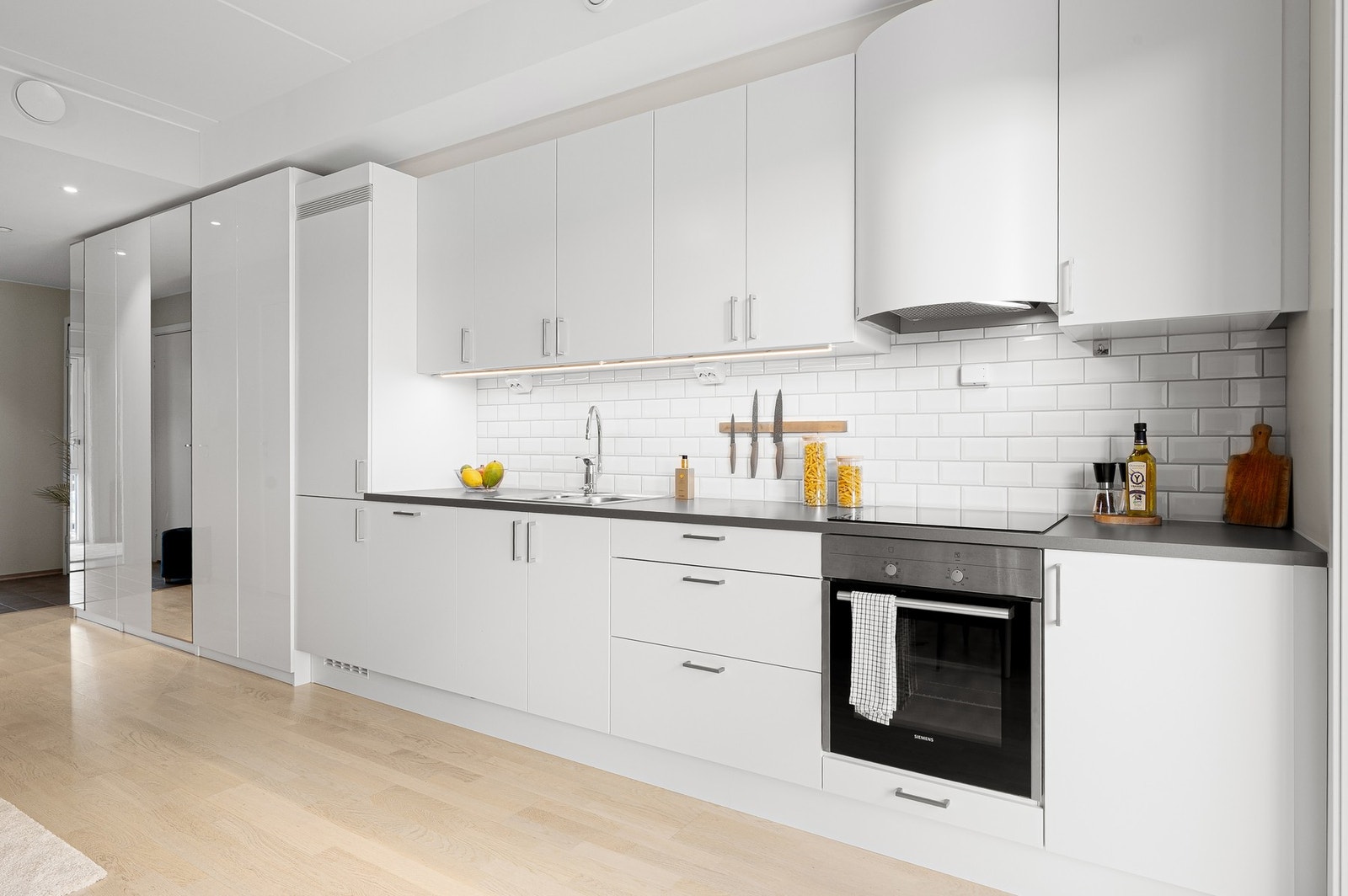 Av utstyr finnes bl.a integrert platetopp, stekeovn, kjøl-/fryseskap og oppvaskmaskin. Galleribilde