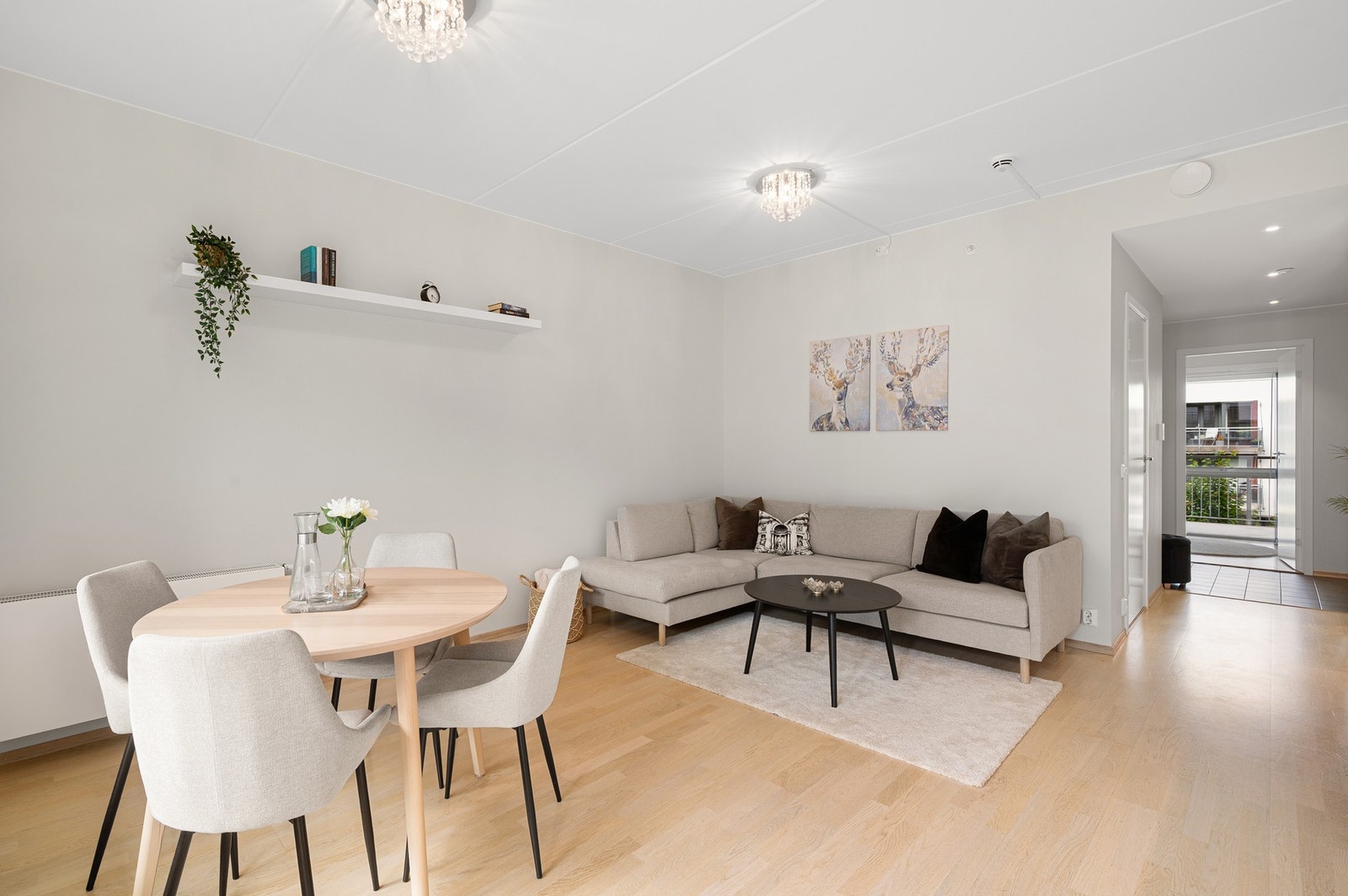 Åpen stue-/kjøkkenløsning på ca. 21,7m² med ypperlige møbleringsmuligheter. Galleribilde