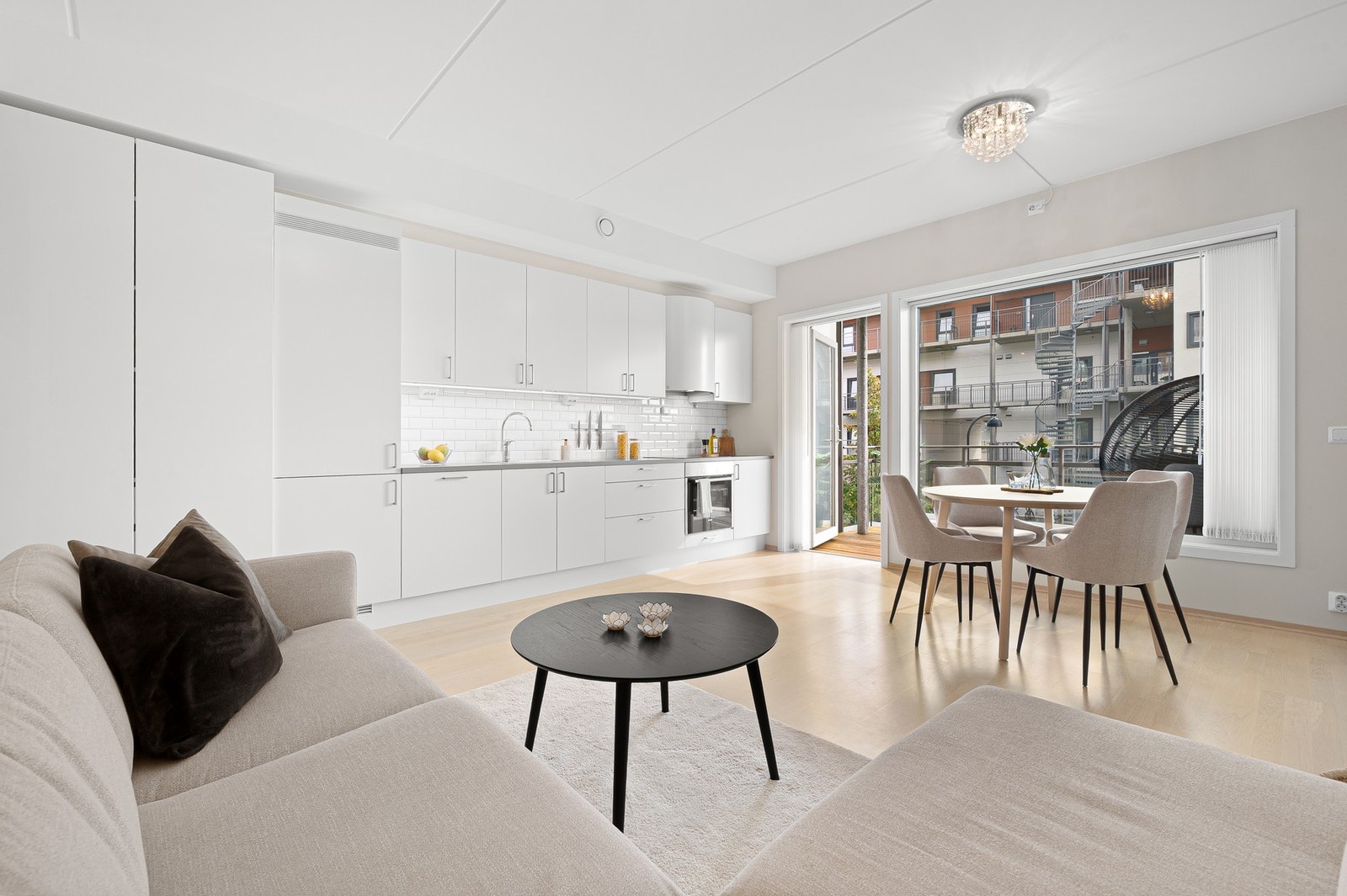 Fjernvarme i tillegg til balansert ventilasjon gir en effektiv oppvarming og et sunt inneklima året rundt. Galleribilde