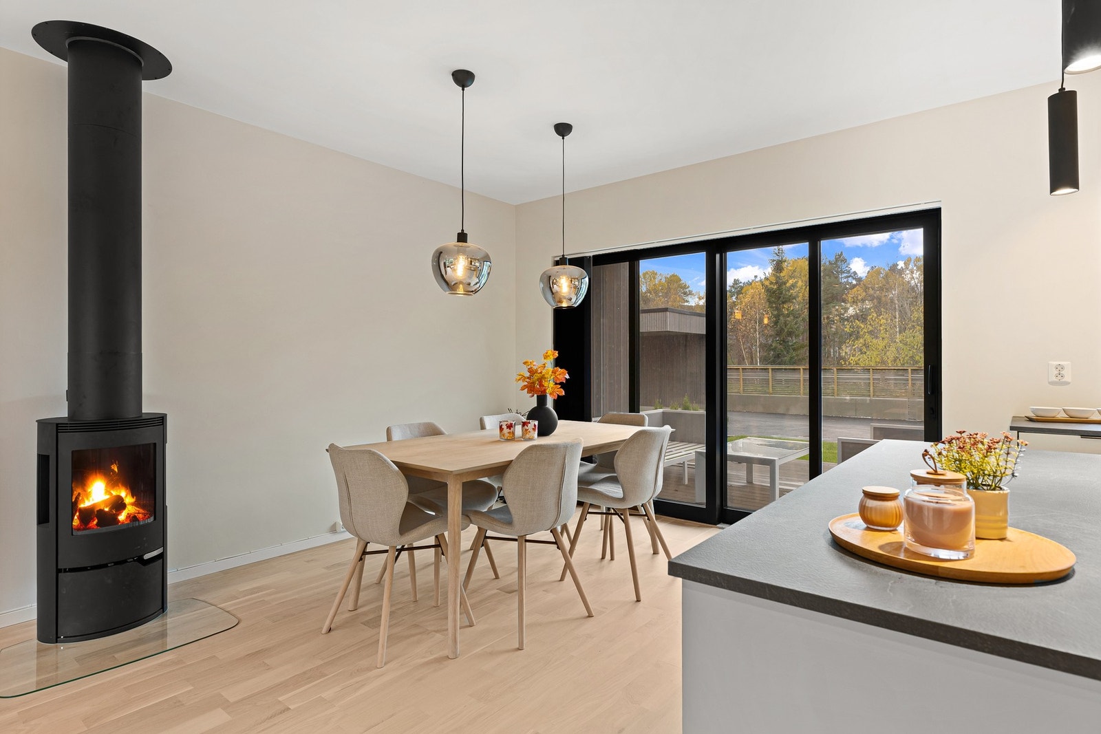 Takhøyden i stue/kjøkken er 2,57 meter. Galleribilde