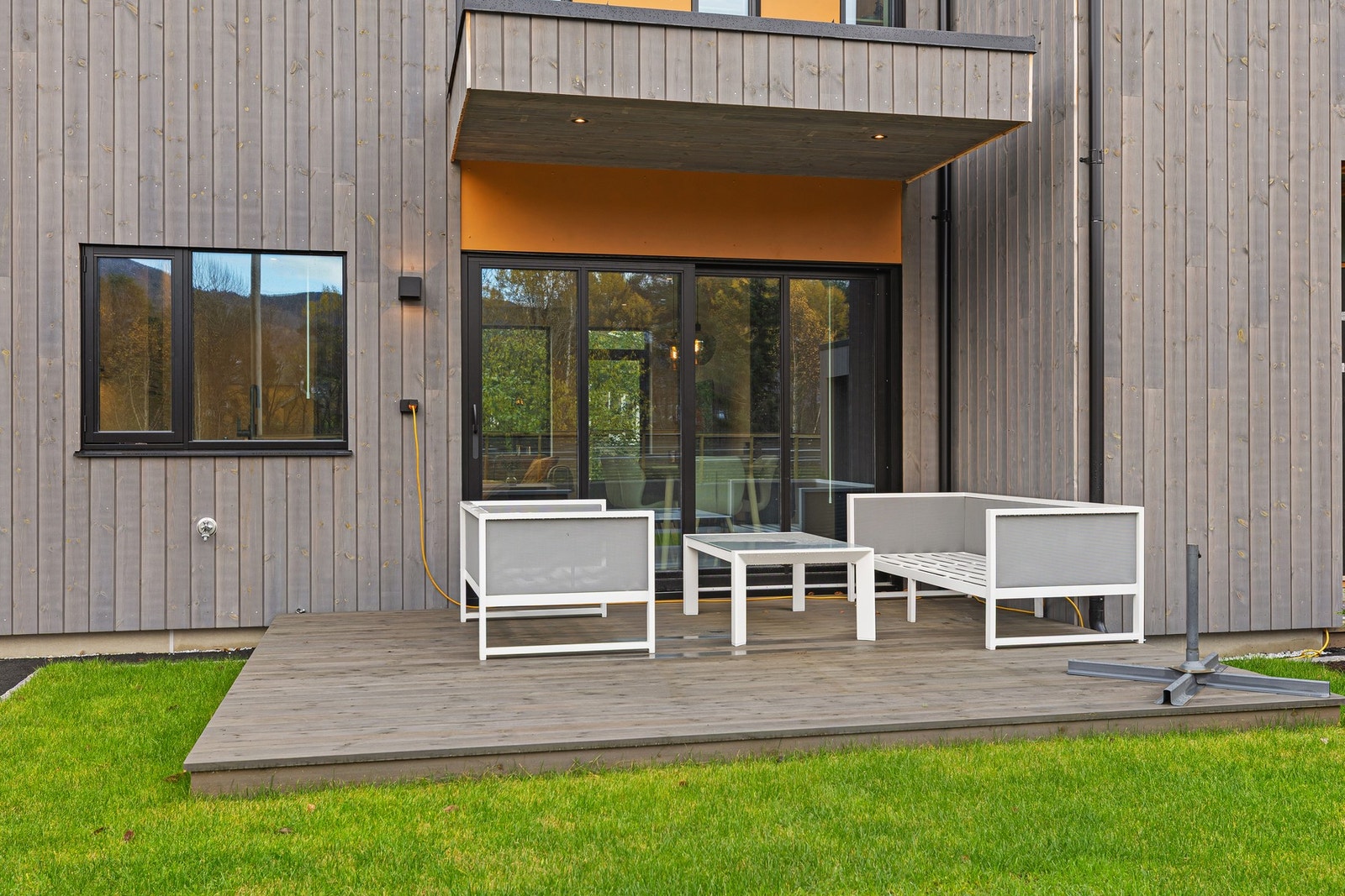 Boligen byr på flotte uteplasser. Galleribilde