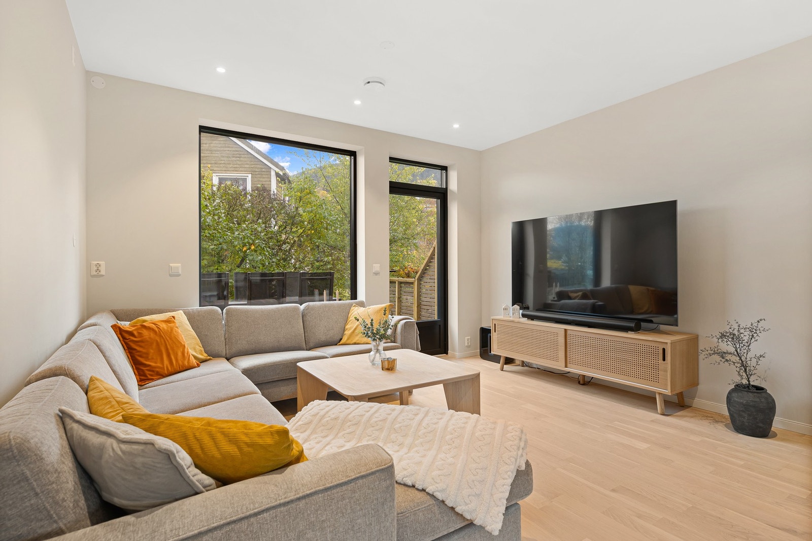 Merk spotter i tak for god belysning. Galleribilde