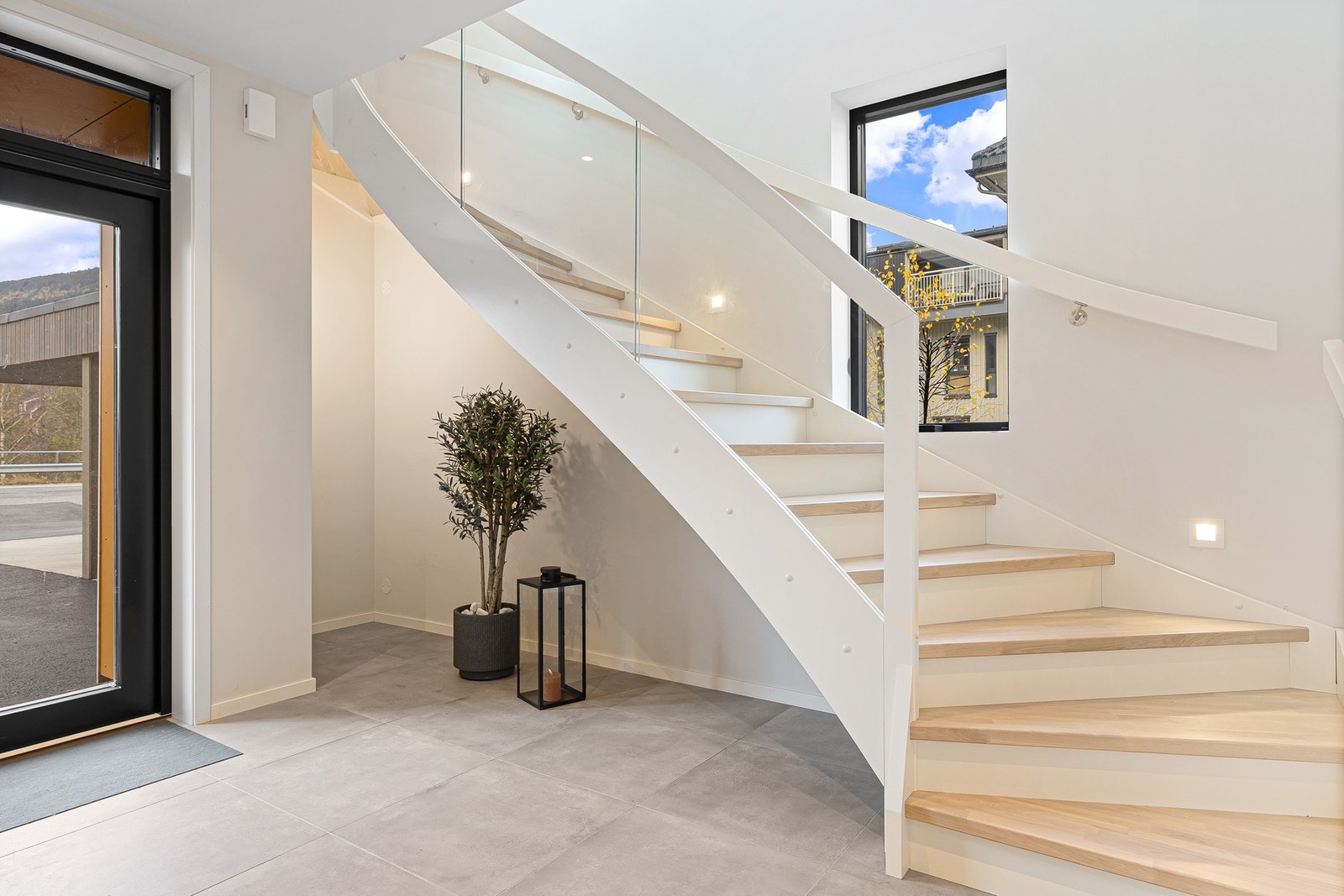 Her er det god plass til å henge fra seg yttertøy. Galleribilde