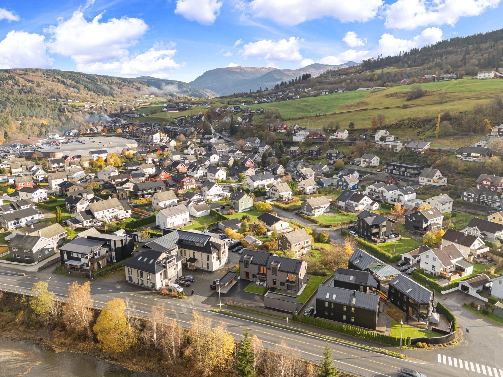 Fra boligen er det kun få minutters gange til Amfi med godt utvalg butikker. Galleribilde