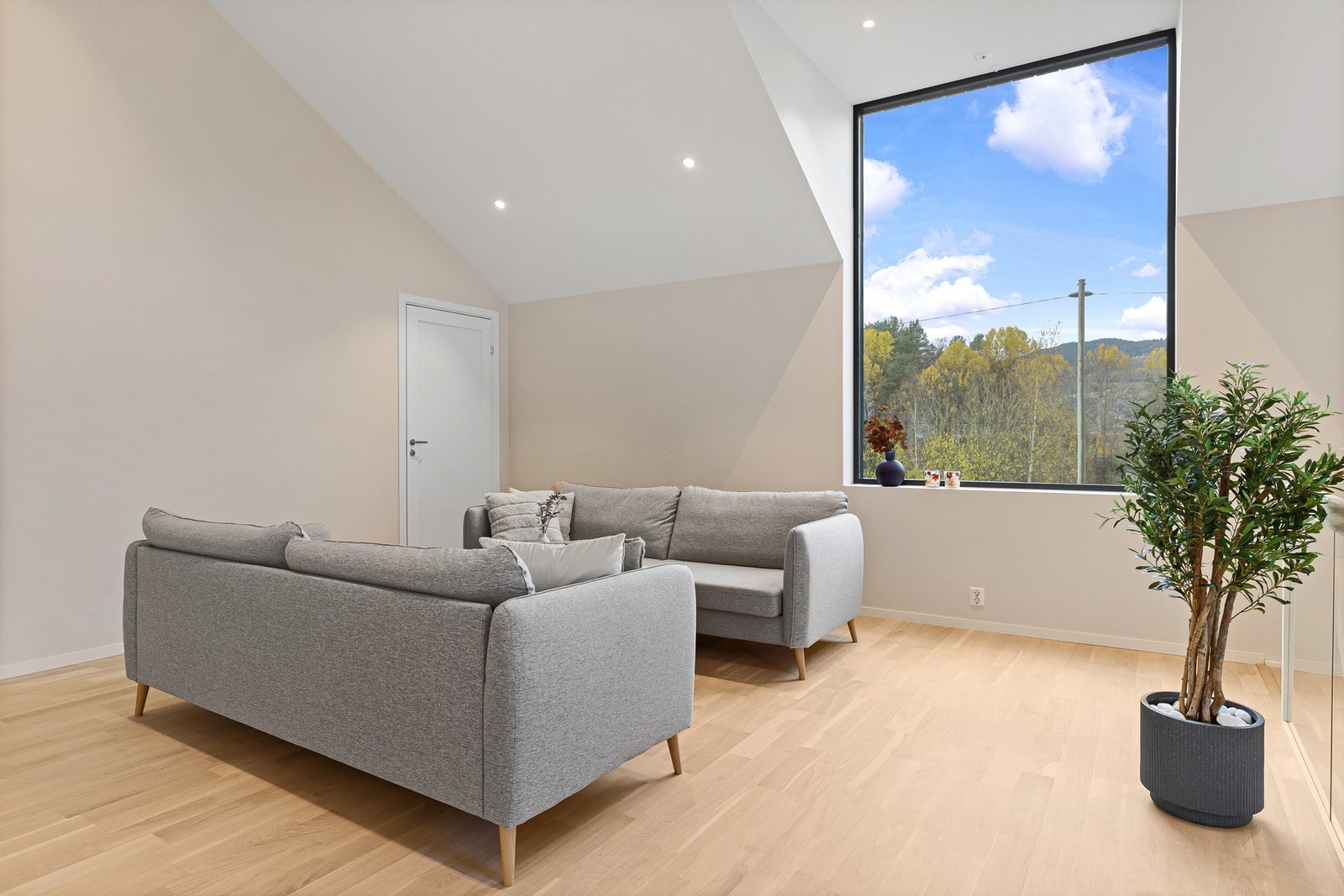 Loftsstuen måler 27,2 kvm og har en takhøyde på opp til 4,35 meter. Galleribilde