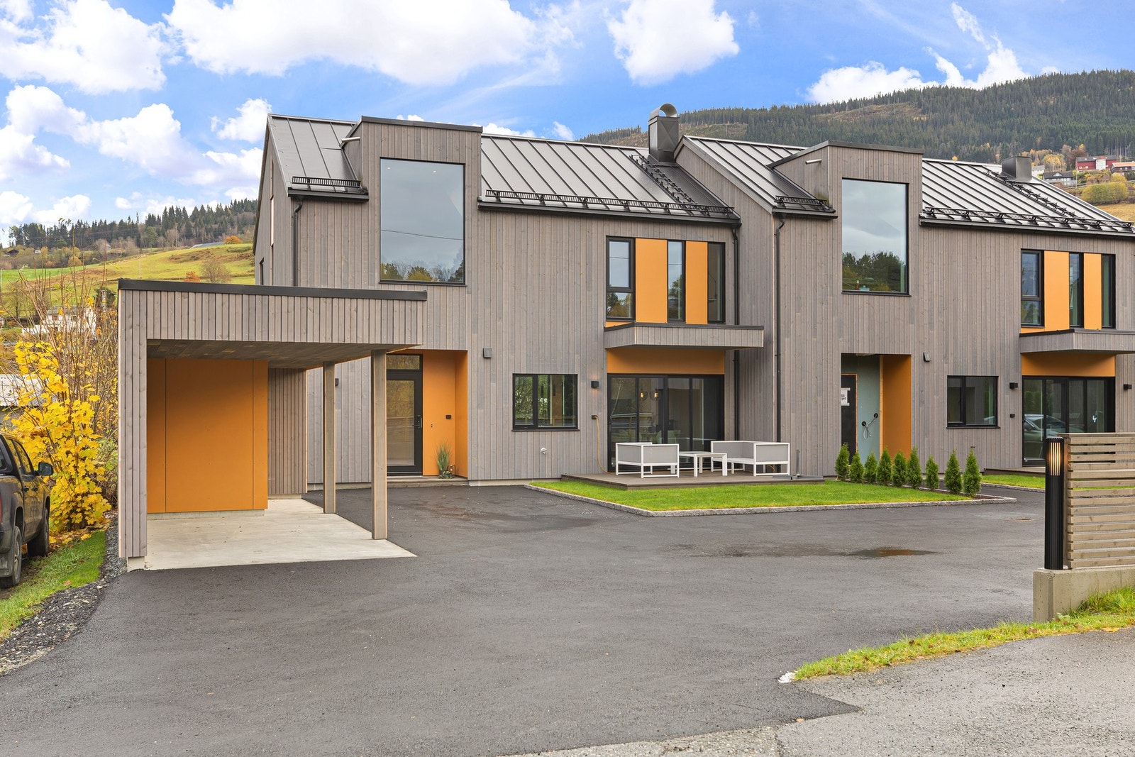 Parkering i carport og på tomten. Galleribilde