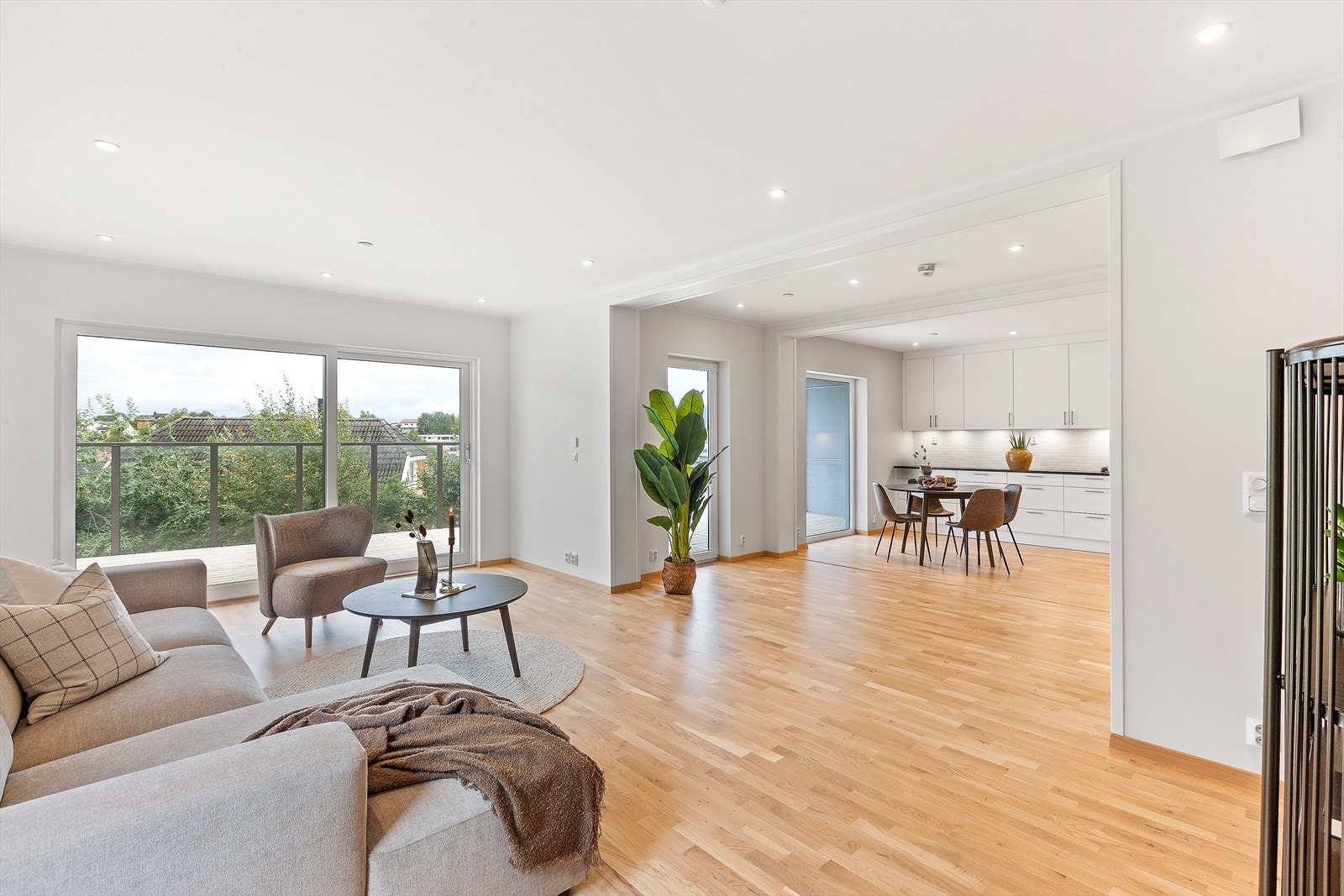 Leiligheten har mange kvaliteter du vil sette pris på; som slette flater med listefritt til tak, Led -spoter i tak, parkett på gulv, store vinduer og en smart planløsning. Galleribilde