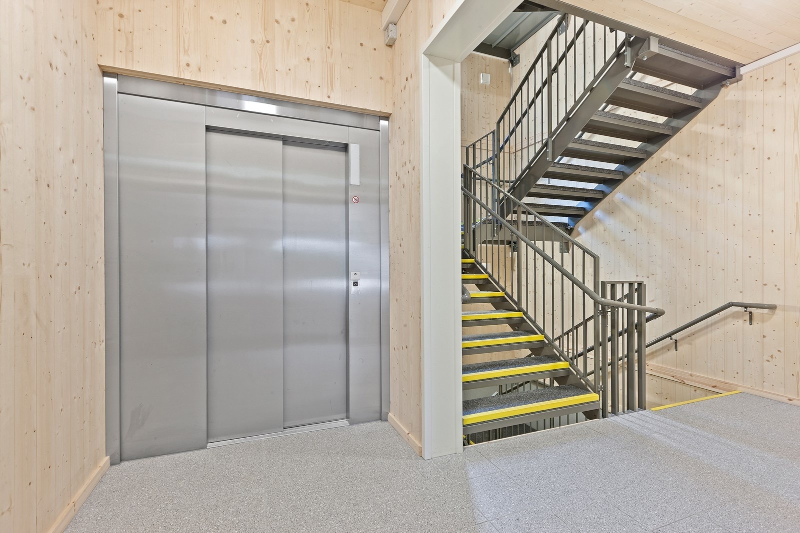 Nyt luksusen med sømløs og innendørs adkomst. Du parkerer i garasjen og tar heisen rett opp til 2. etasje. Galleribilde