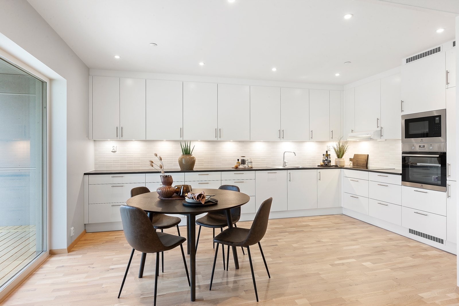 Kjøkkenets størrelse byr på muligheter. Du kan få plass til spisestuemøblement og godt med gulvplass. Galleribilde