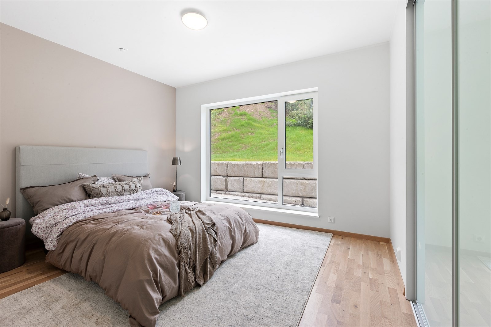 Hovedsoverommet er generøs på størrelse og med garderobeløsning som inneholder god plass og dører i glass. Galleribilde