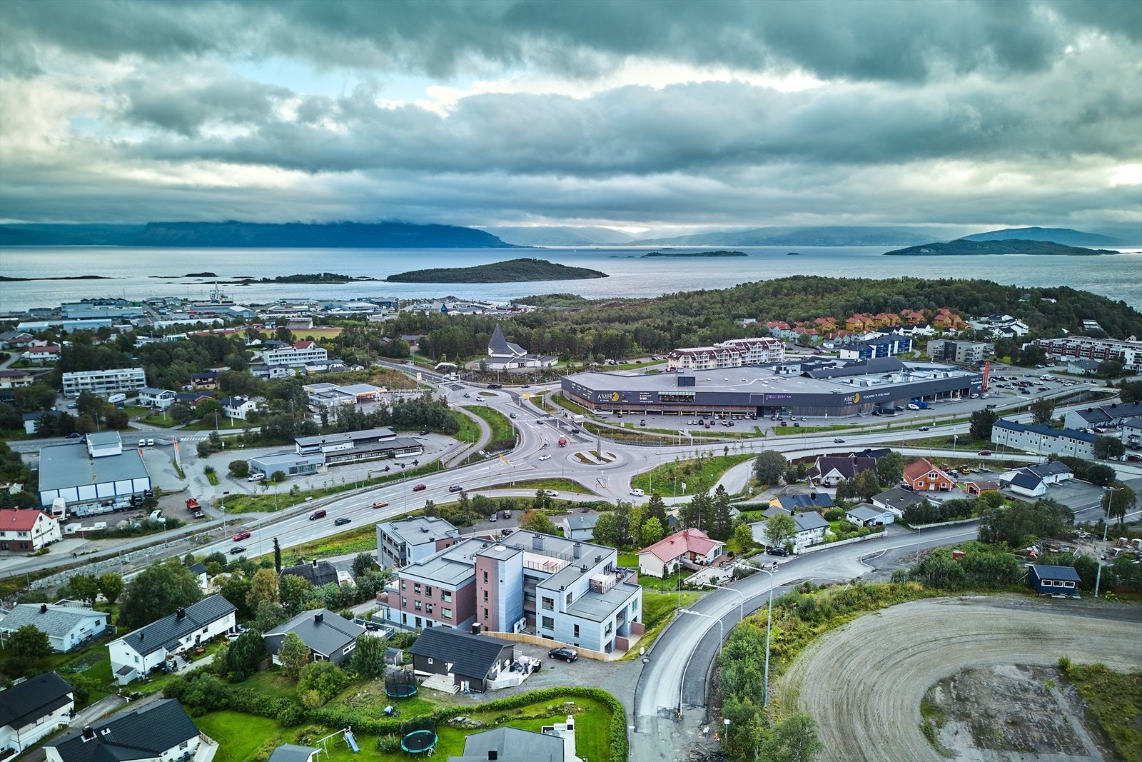 Det er meget god kollektivforbindelse og gangavstand til Kanebogen senter, legekontor, bensinstasjon og massevis av butikker og cafeer. Galleribilde