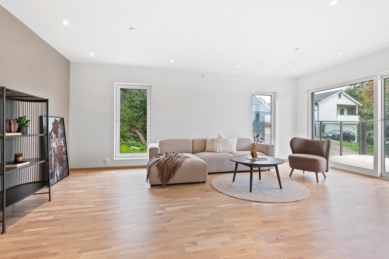 Stuen er stor og er utformet med ulike soner. Fargevalget på vegg og gulv er matchende og moderne. Her kan du møblere etter dine ønsker. Galleribilde