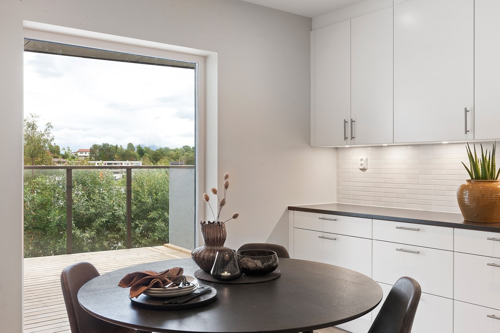 Kjøkkeninnredningen fra Drømmekjøkken har godt med skap- og benkeplass og du får flott utsikt mot Kanebogen og Åsby Galleribilde