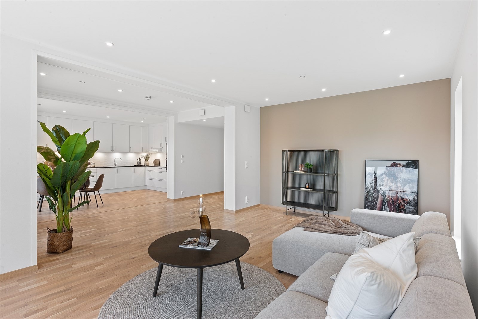 "Halv-veggene" gir deg skjerming mot kjøkken og tilstrekkelig åpning til den gode romfølelsen Galleribilde