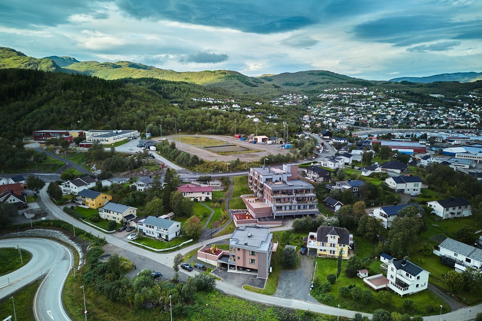 Nærområdet rundt Tanåsen har mye å tilby. Nærhet til Kanebogen skole og skøytestadion og ikke minst turstiene med utgangspunkt fra nettopp her. Galleribilde