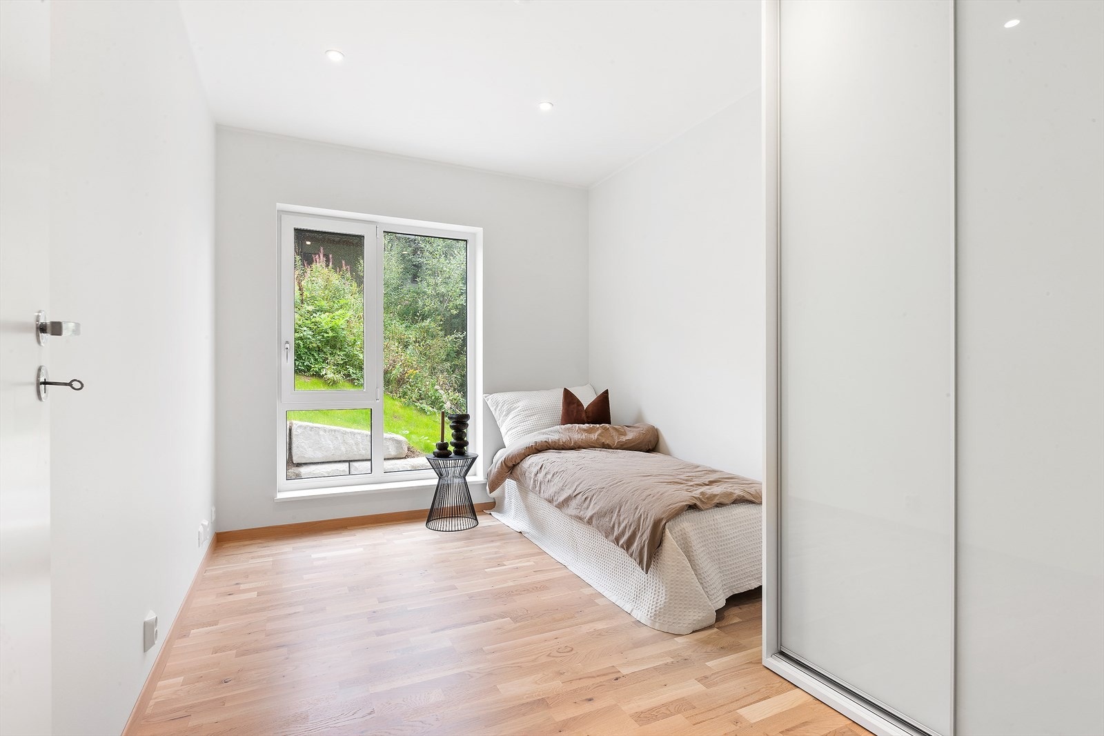 Soverom 3 med plass til enten enkelt- eller dobbelseng, samt skyvedørsgarderobe. Galleribilde