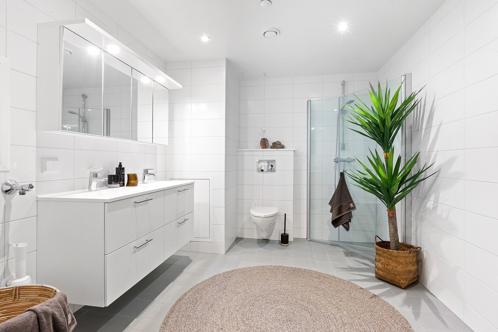 Hovedbadet har god størrelse og alle kvaliteter et komfortabelt bad skal ha. Varme i gulv, flis, stor og elegant innredning, vegghengt toalett, dusjhjørne og opplegg for vask/tørk. Galleribilde