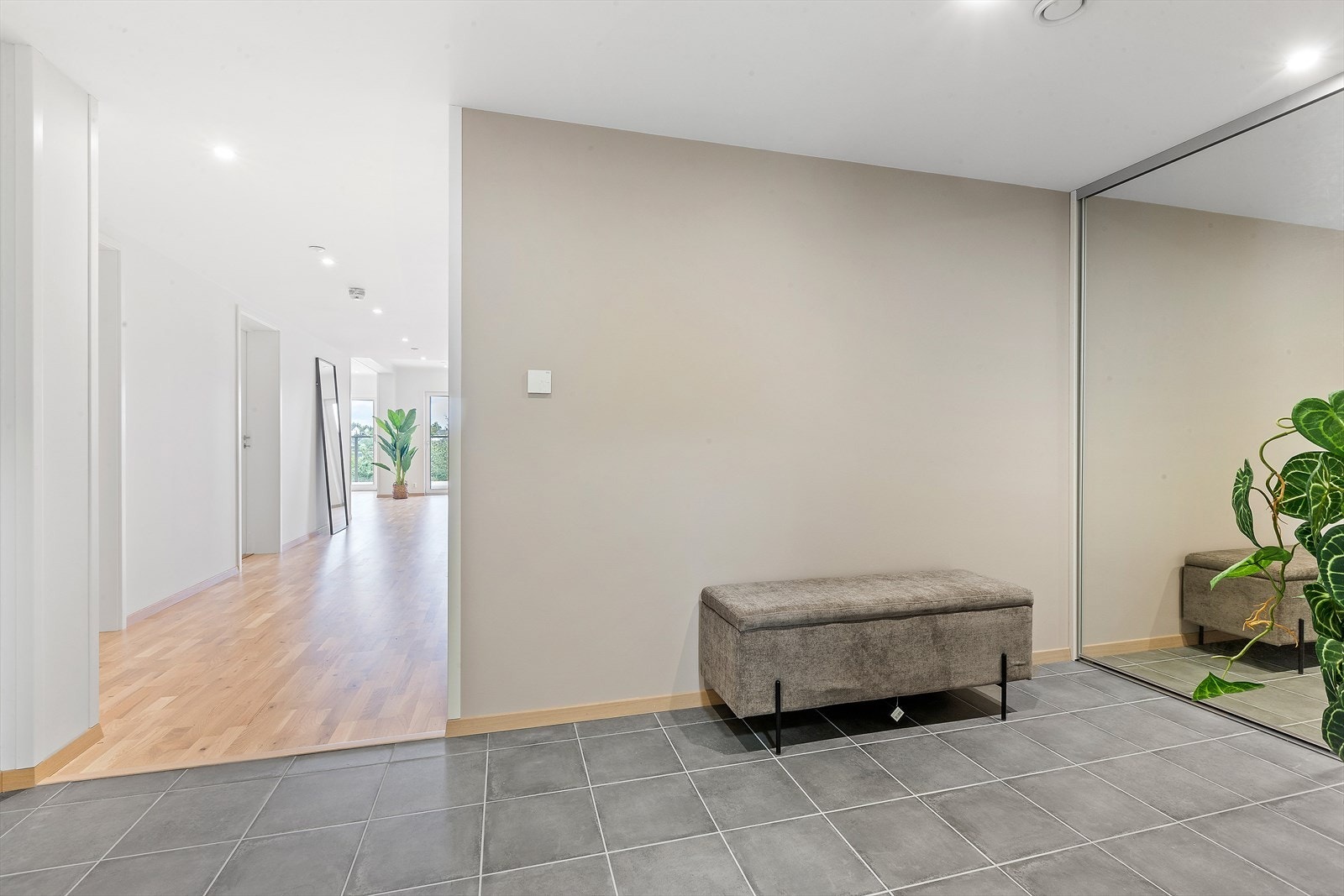 Velkommen inn! Her er det godt med husrom og den store hallen er en enebolig verdig. Plass til møblering og allerede utstyrt med skyvedørsgarderobe. Galleribilde