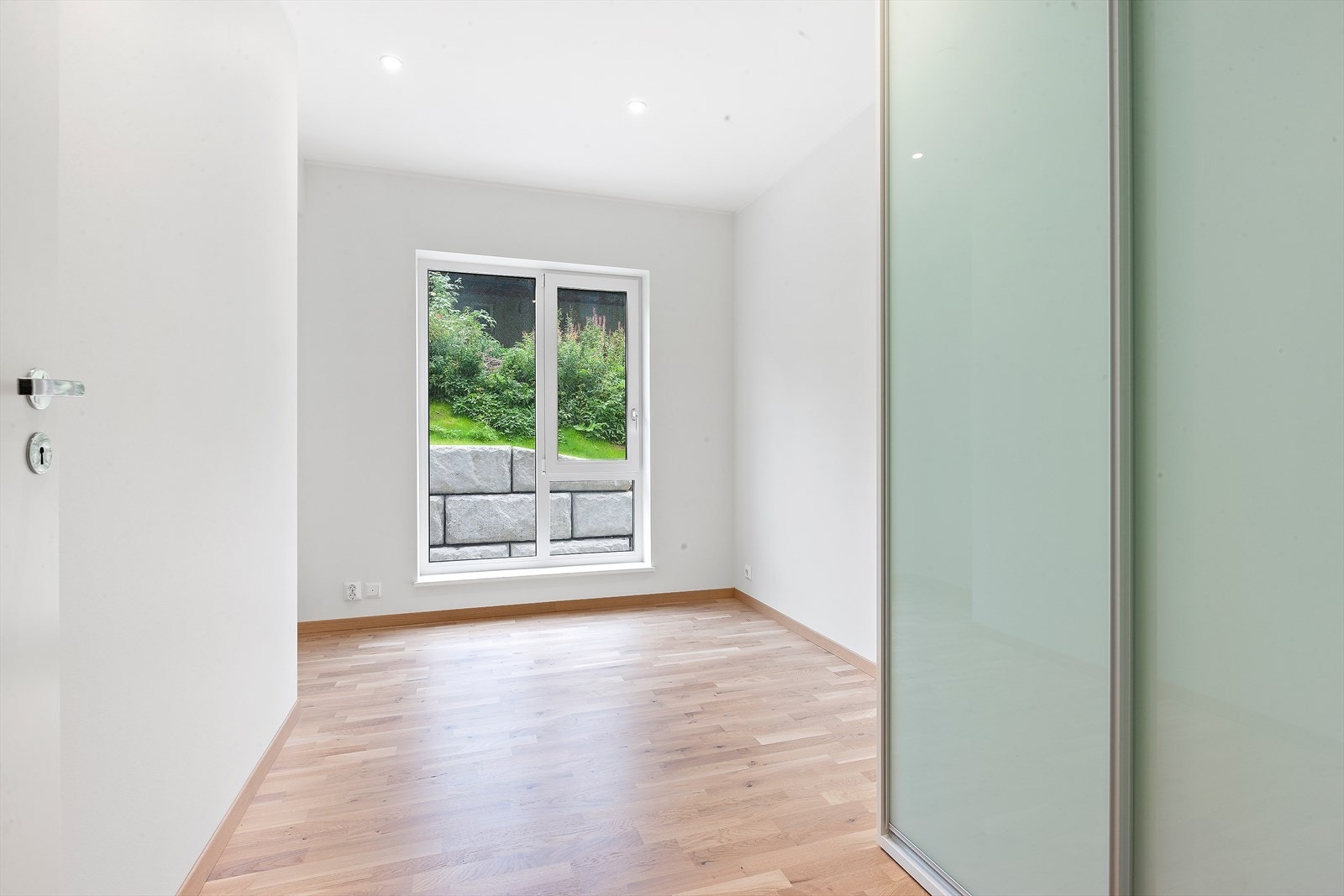 Soverom nr 2 har også pene og store vindu og god plass til skyvedørsgarderoben. Galleribilde