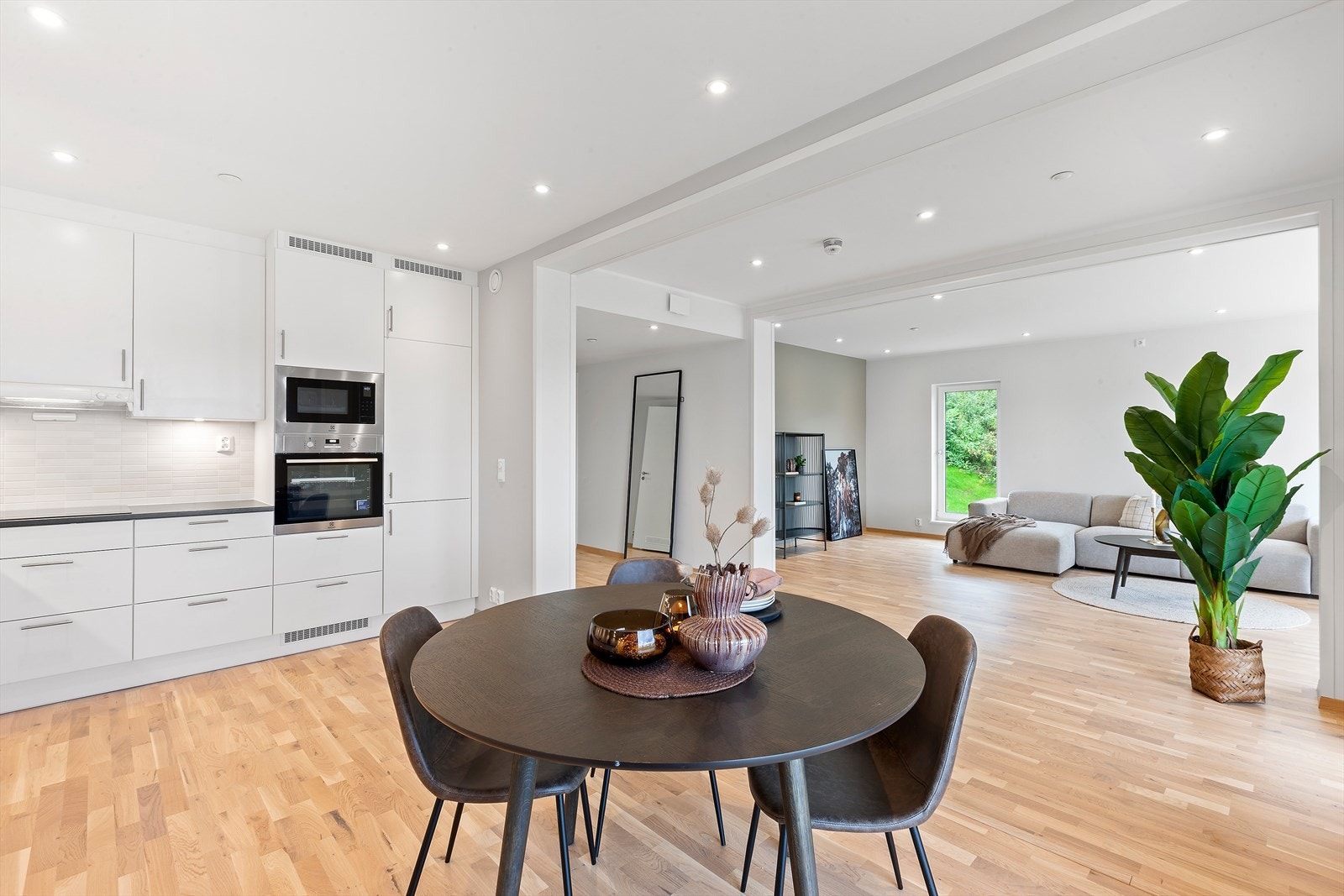 God grunnbelysning er vektlagt med passe antall Led- spotter i både stue- og kjøkkentak. Galleribilde