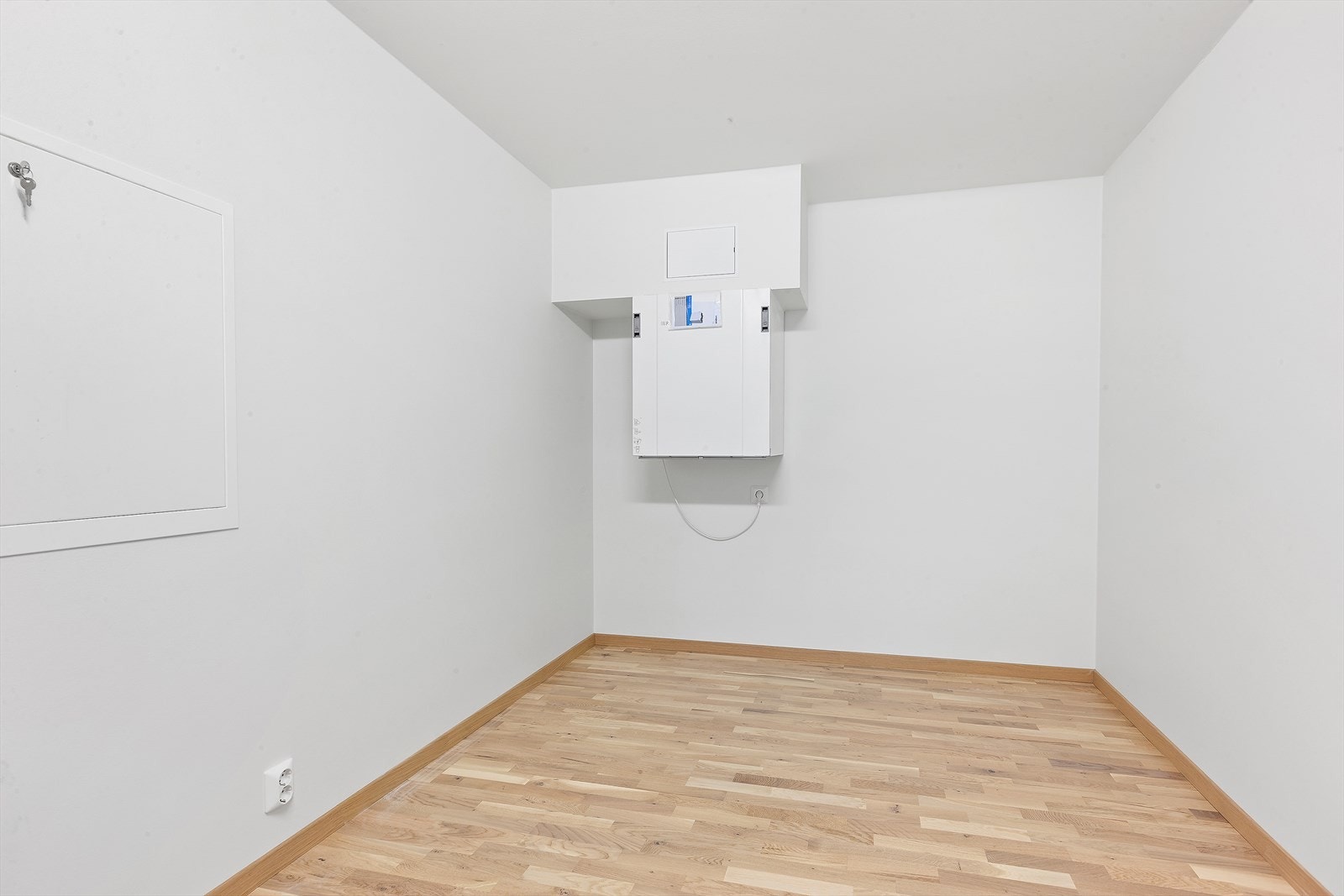 Innvendig bod og teknisk rom med tilgang fra gangen. Galleribilde