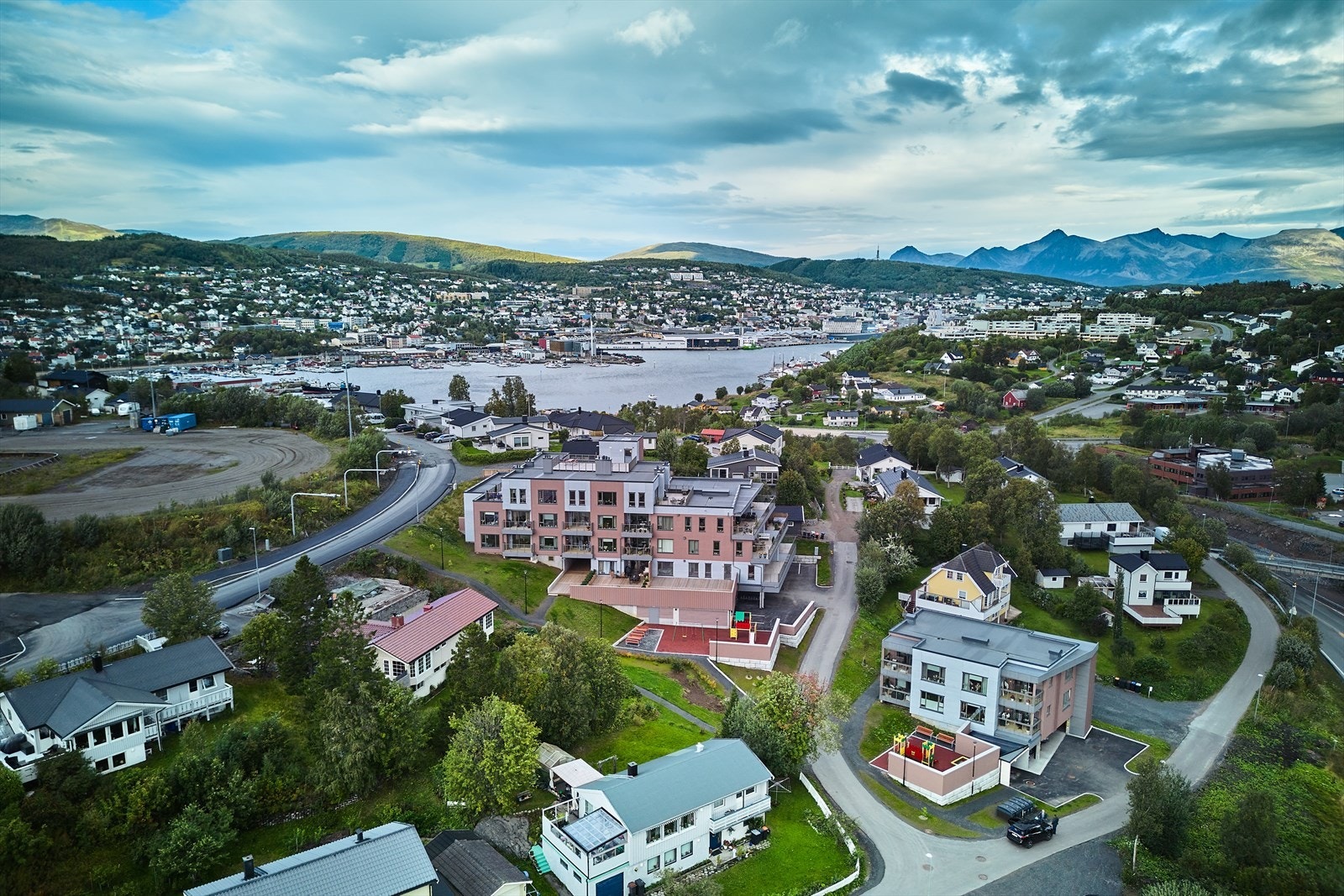 Tanåsen Boligpark høster skryt for sentral beliggenhet og en tiltalende fasade. Galleribilde