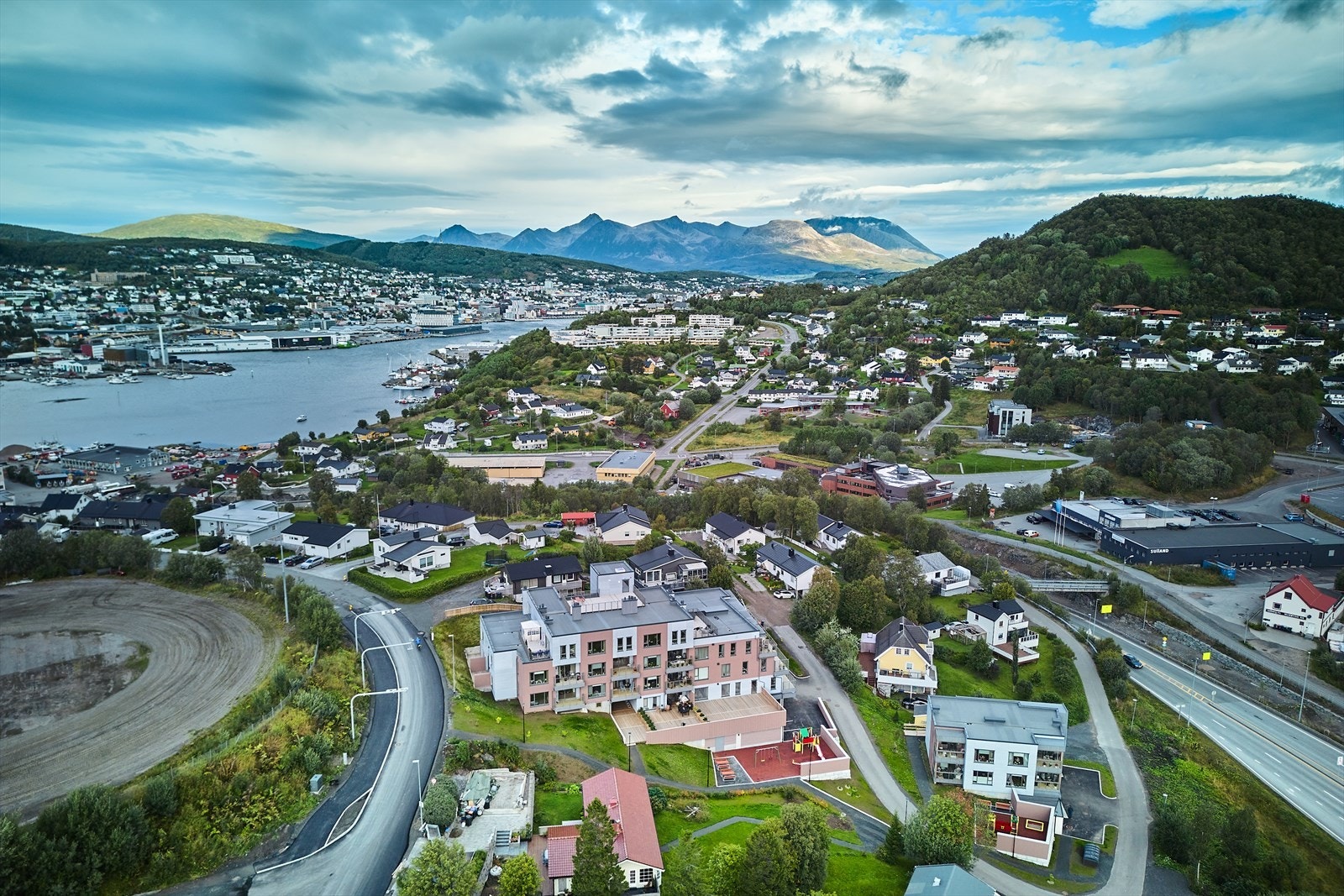 Tanåsen har nærhet til Harstad sentrum og solrik beliggenhet Galleribilde