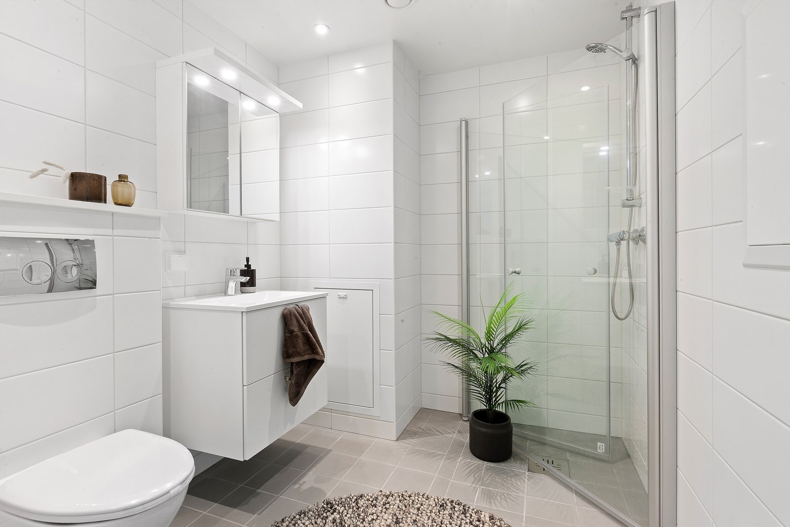 Bad "En suit" - Ditt eget private bad kun med adkomst fra hovedsoverommet. Her har du egen dusj og toalett og ingen "stjeler" din tid på badet. Et ypperlig bad nr 2. Galleribilde