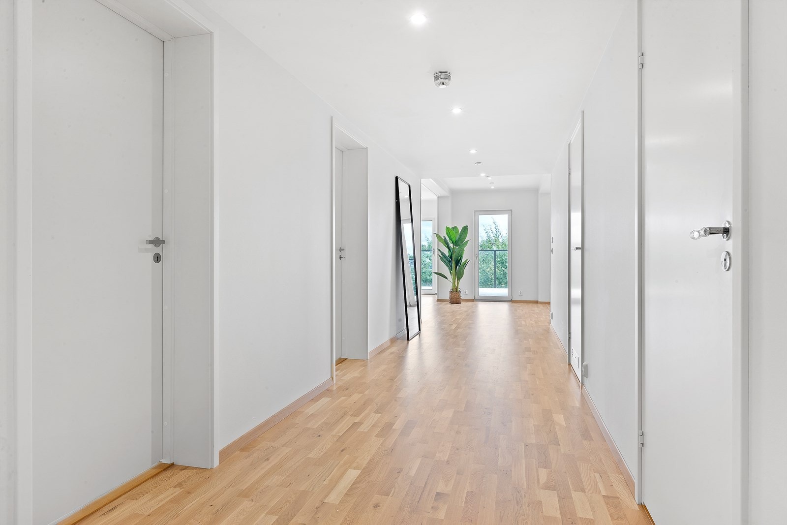 Den lyse og trivelige gangen er bred og fin, så her kan du også ta i bruk rommet og innrede i din stil. Her er det plass til speil, skjenk, eller konsollbord. Det er Led- spoter i tak og parkett på gulv med undervarme. Galleribilde