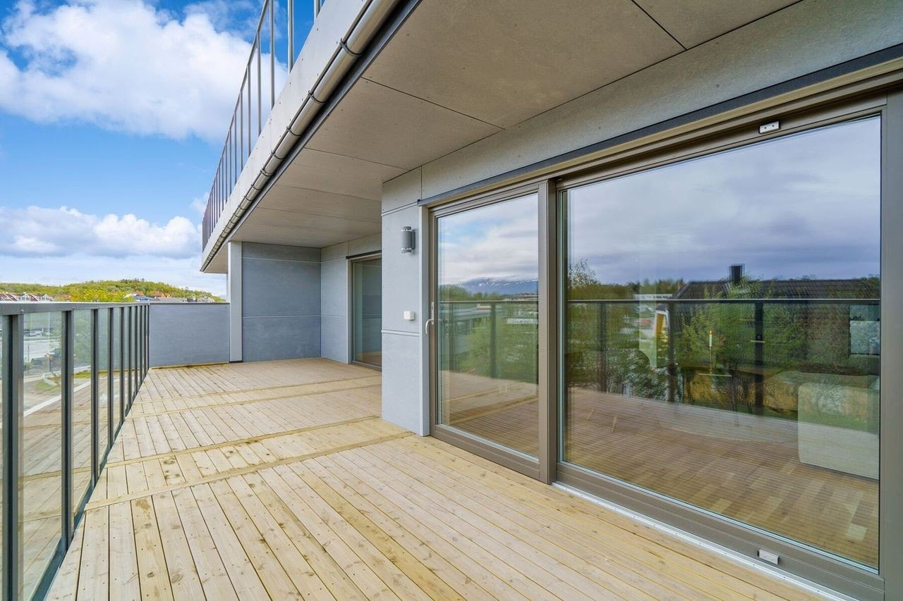 Du går rett ut fra stuen til den store terrassen. På sommeren er dette virkelig et naturlig uterom for nyte godværsdagene og på vinteren er glassrekkverket ingen hindring for utsikten. Galleribilde