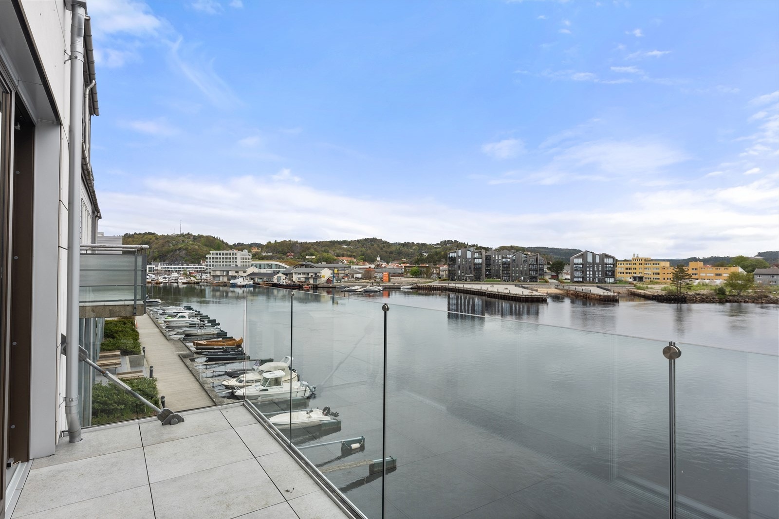 Utgang fra kjøkkenet til balkong mot øst. Galleribilde