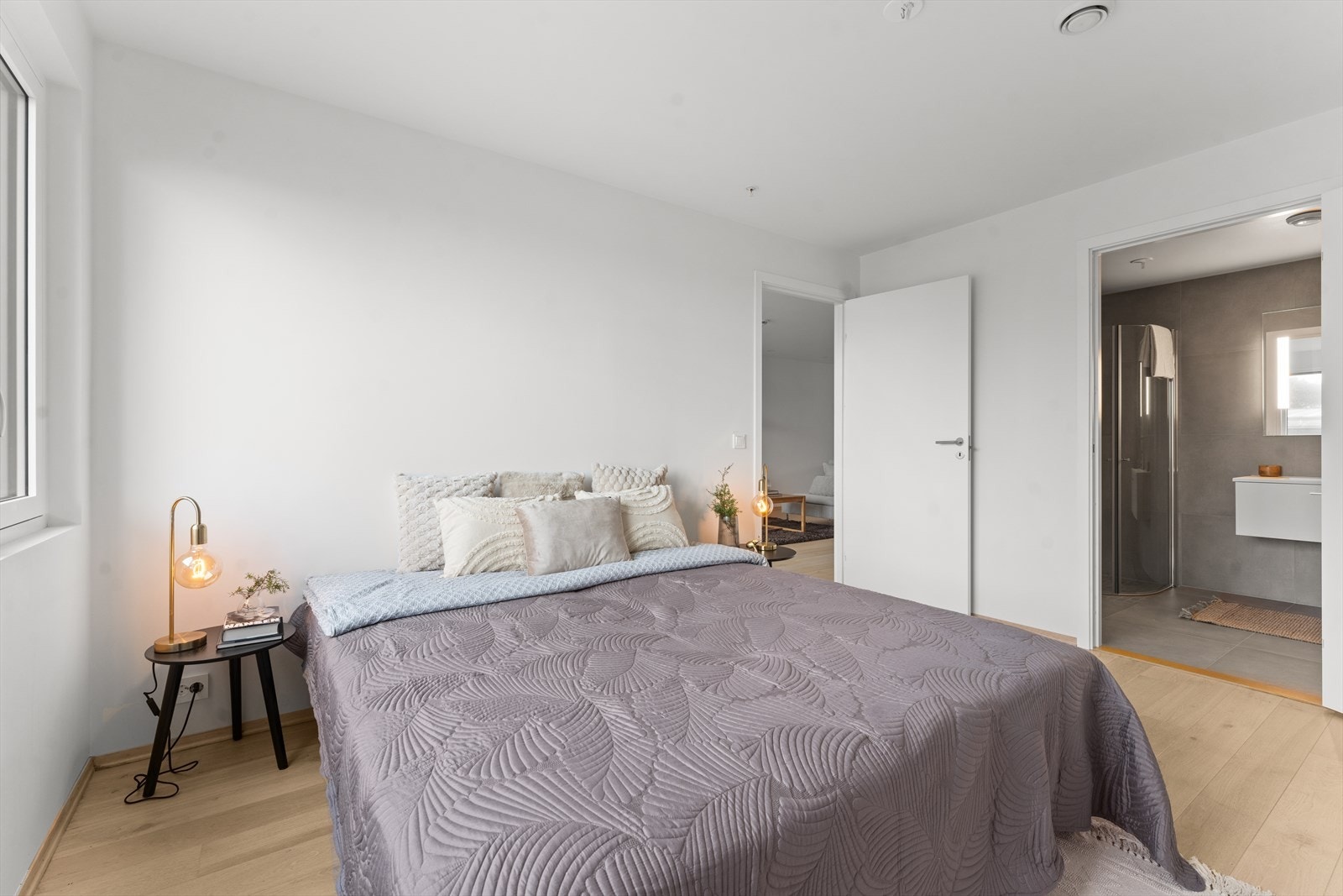 Hovedsoverom med god plass til dobbeltseng og garderobe.
Her er også eget bad. Galleribilde