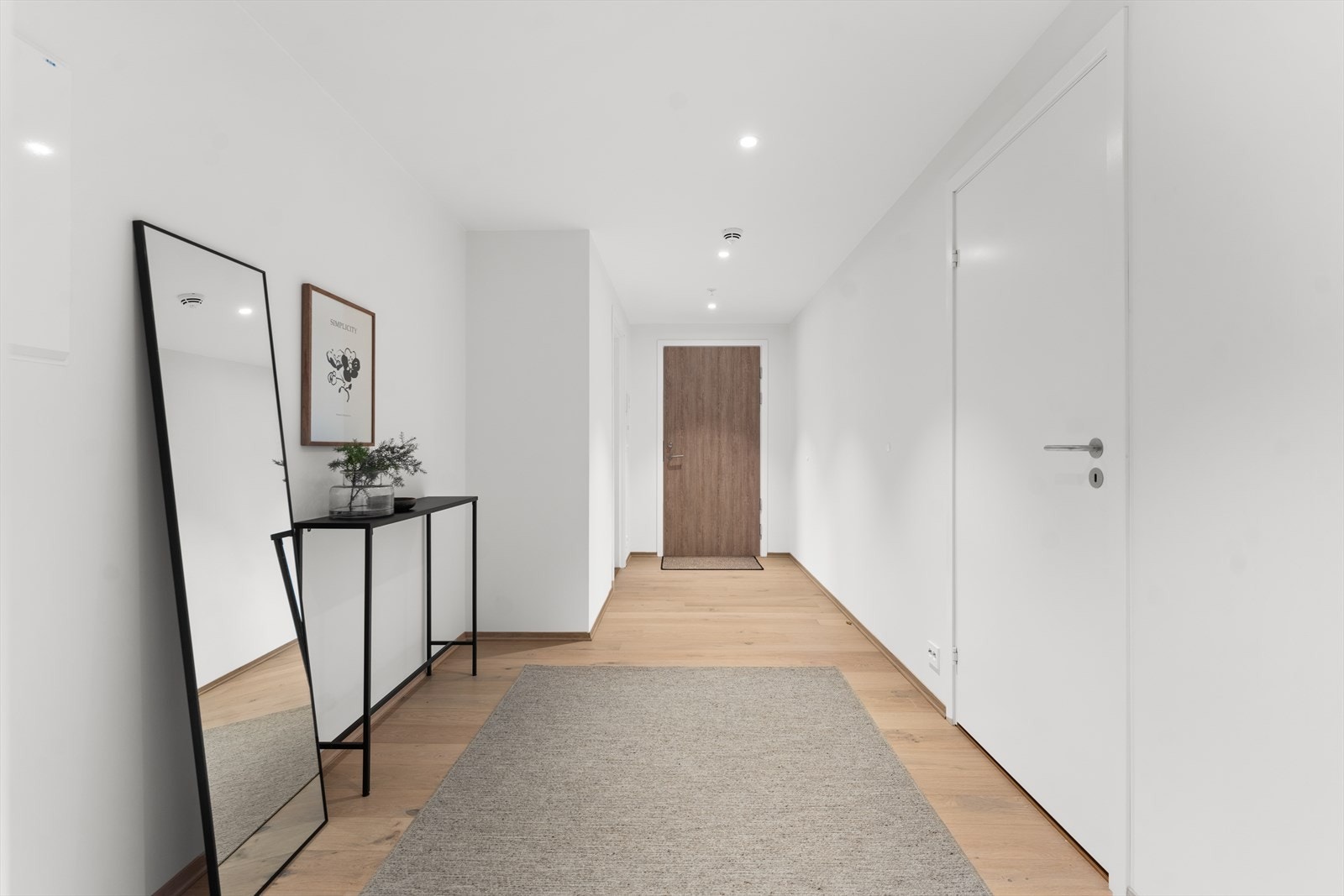 Velkommen inn! Romslig inngangsparti med muligheter for garderobe. Galleribilde