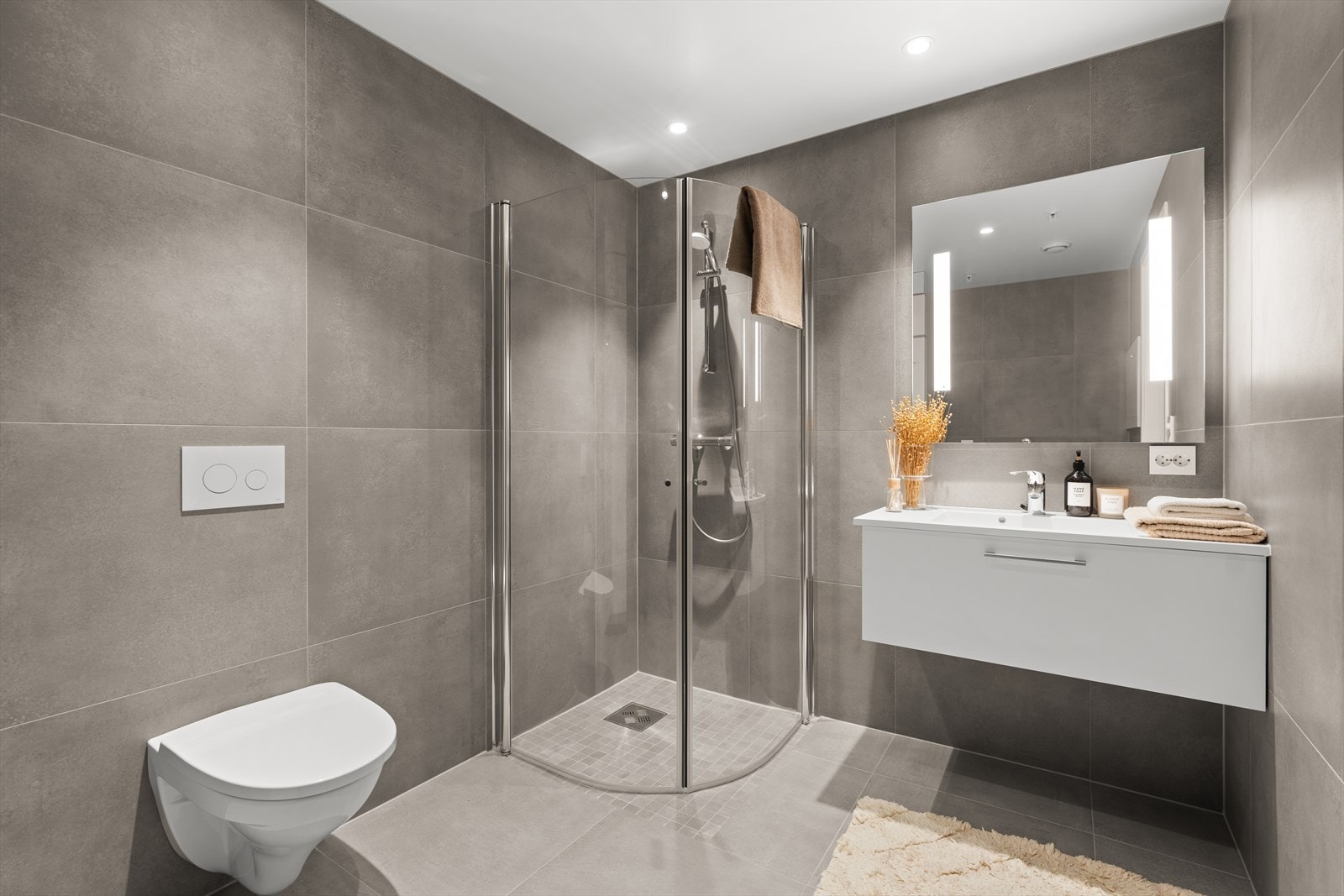 Flislagte gulv og vegger. Opplegg til vaskemaskin. Galleribilde