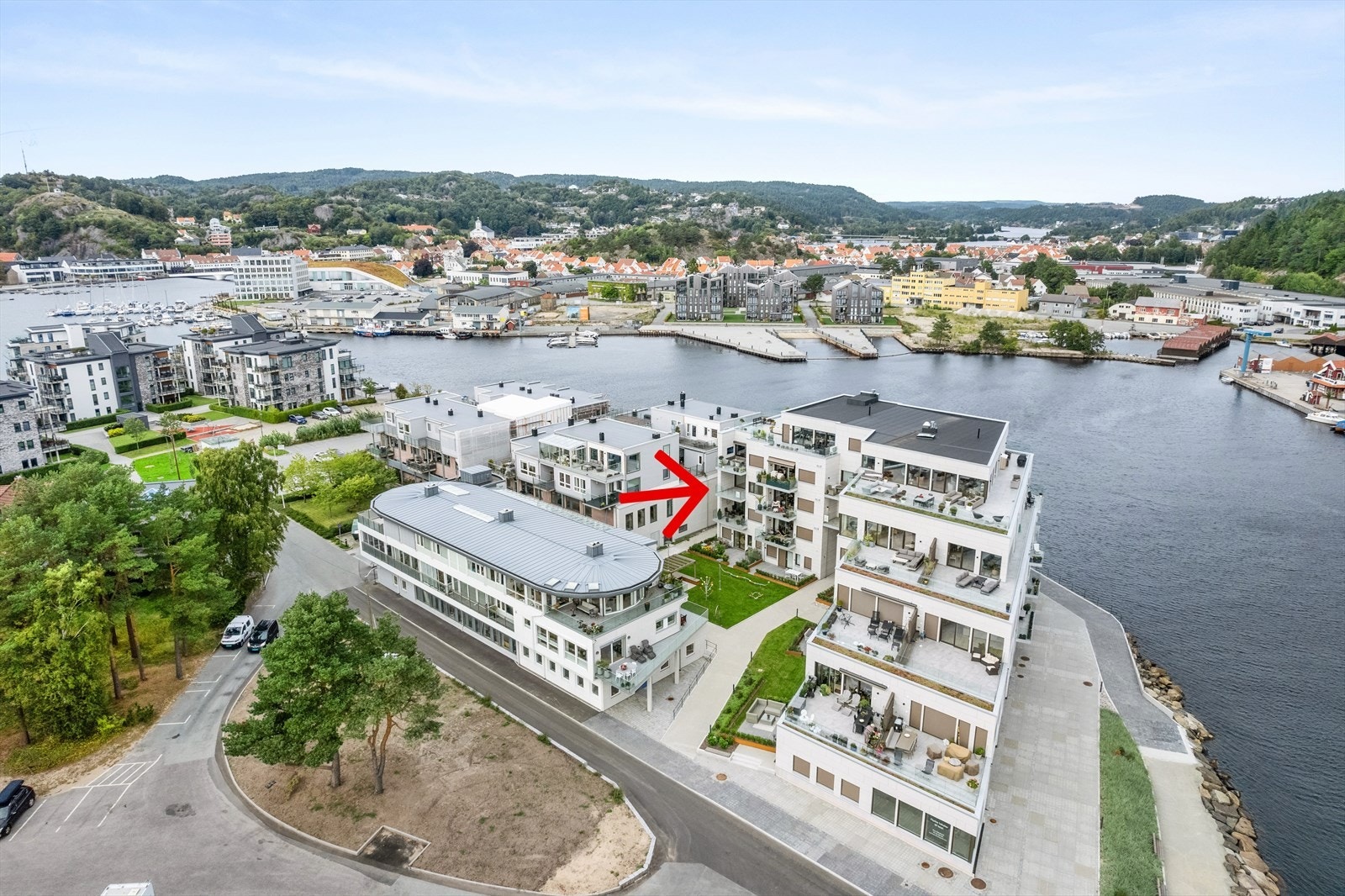 Gjennomgående leilighet med to fine balkonger. Galleribilde