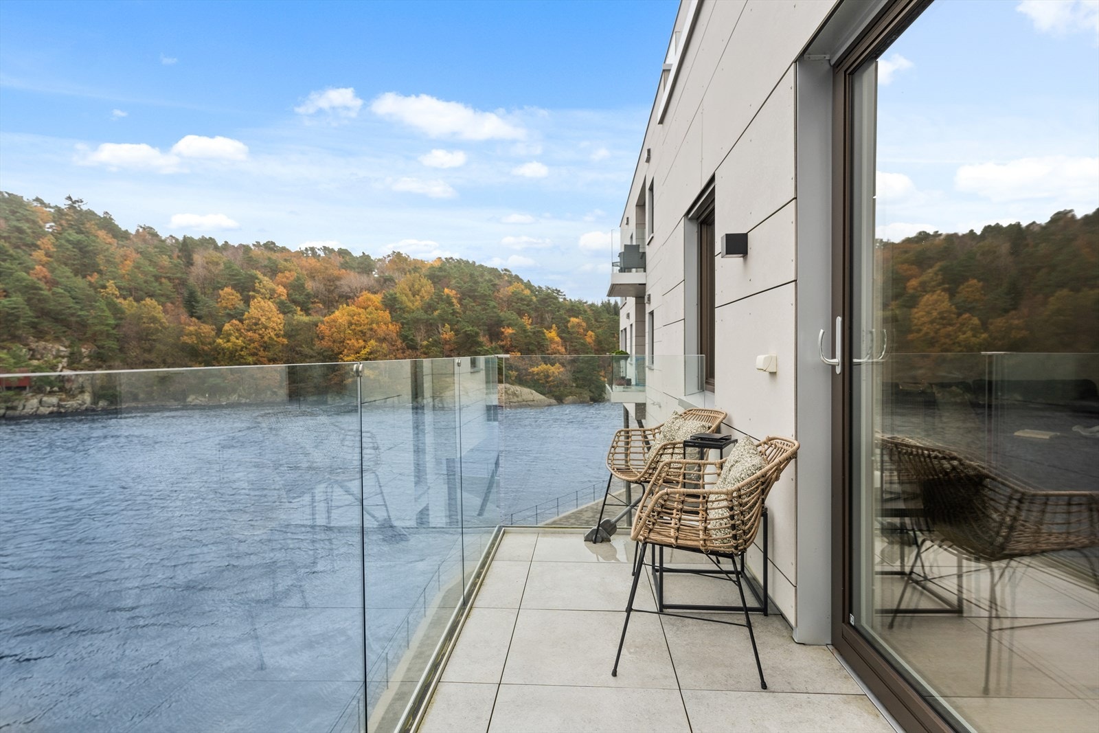 Her kan man følge inn- og utseilingen til elva. Galleribilde