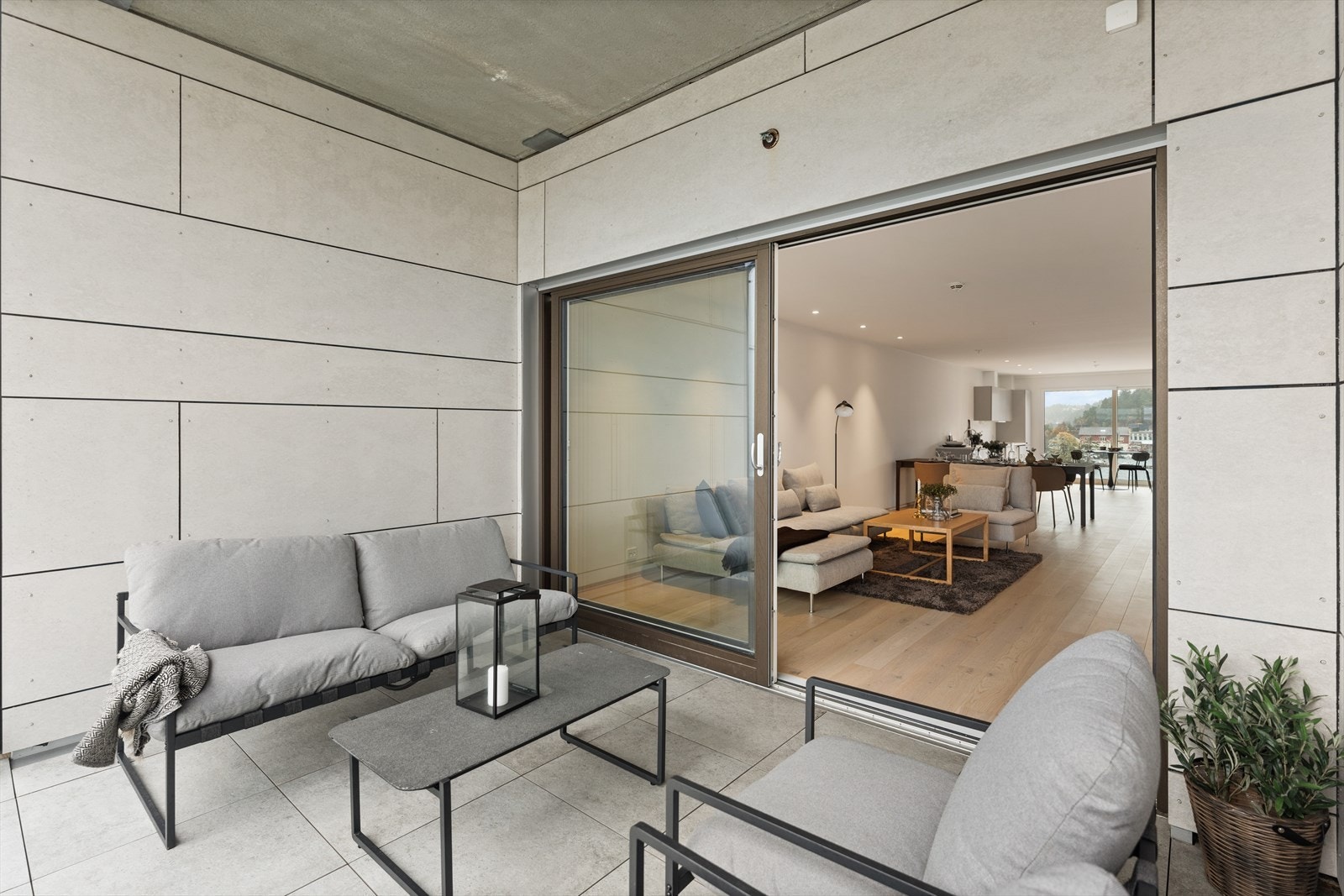 Hele leiligheten oppleves lys og romslig, med to fine balkonger i hver ende. Galleribilde