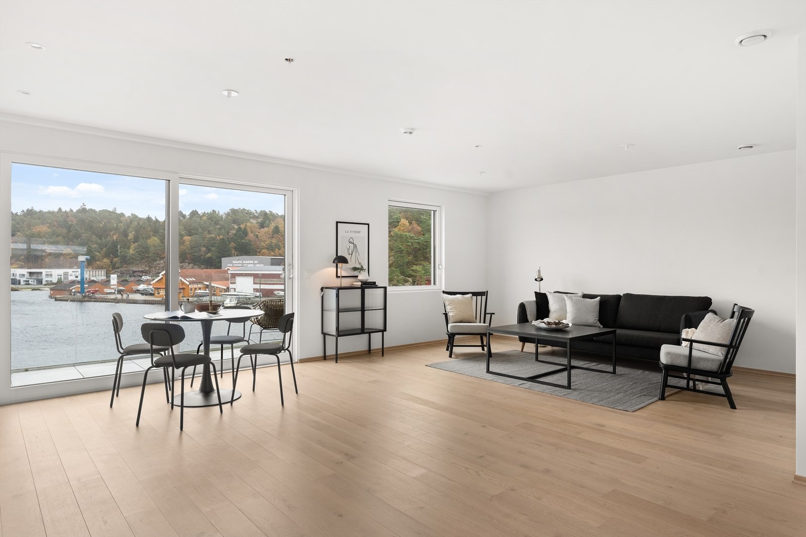 Kjøkkenområdet er svært romslig. Her kan man også sette opp en vegg og benytte rom som soverom/stue. Galleribilde