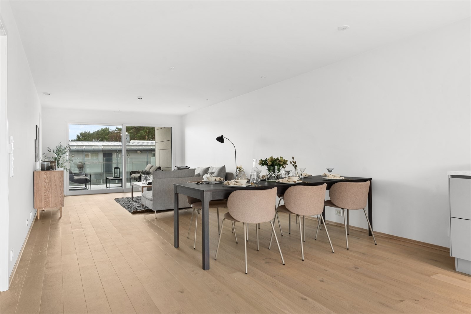 Rom for stort spisebord. Galleribilde