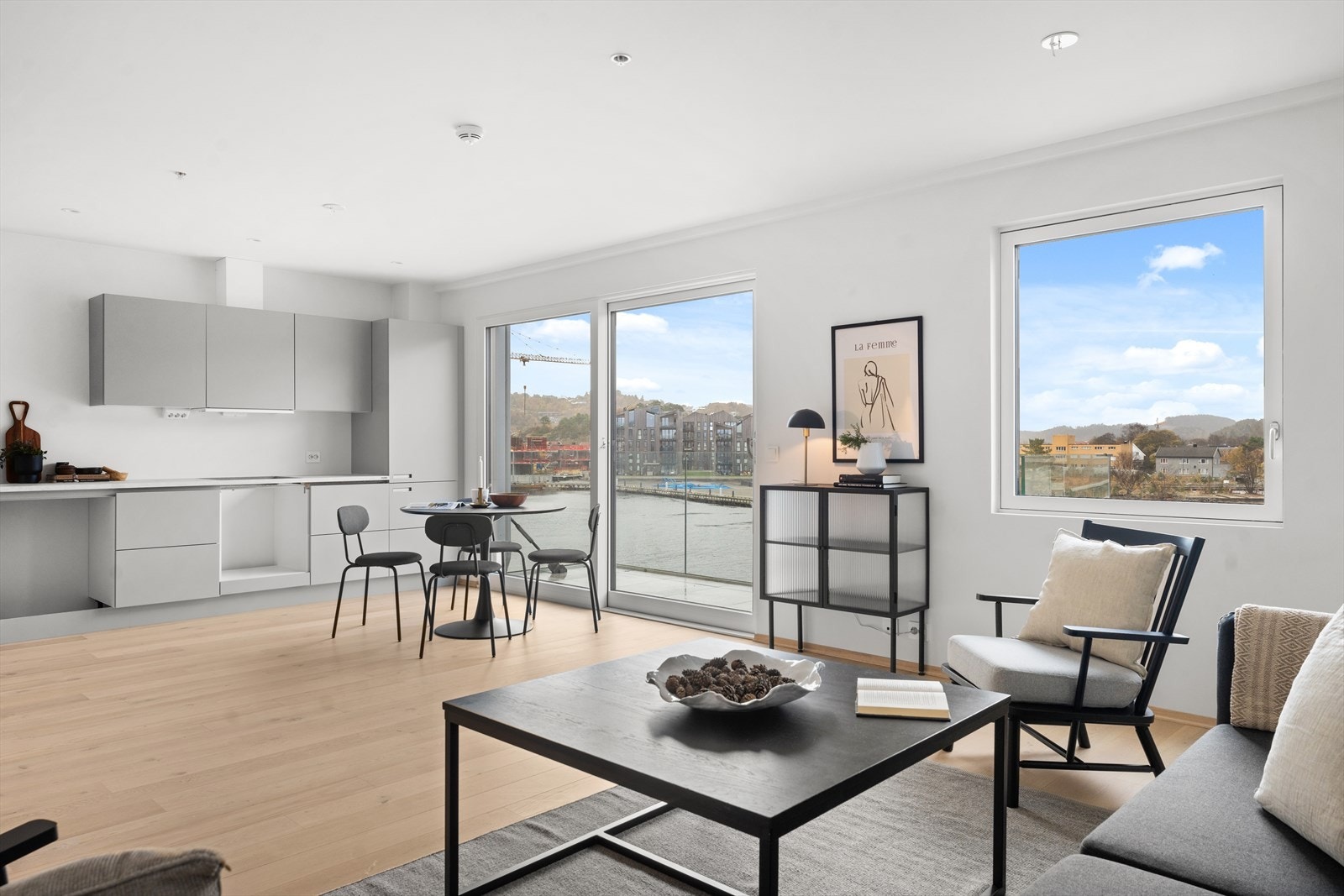 Her er hyggelig frokostbord med utsikt til elva. Også muligheter for å utvide med feks kjøkkenøy. Galleribilde