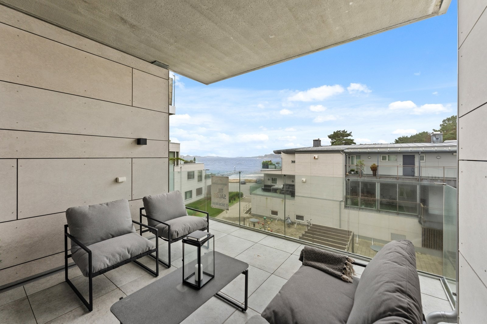 Overbygd og lun balkong. Oppleves tilbaketrukket. Galleribilde