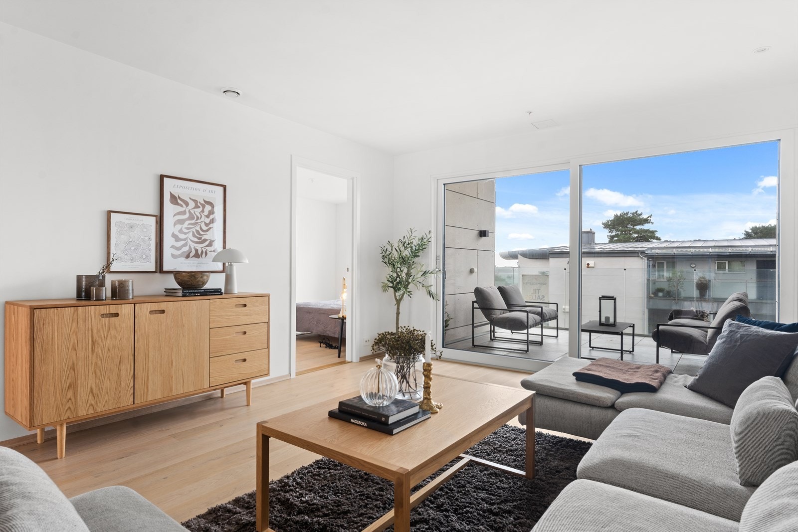 Fra sofaen kan man følge med på innseilingen til elva. Galleribilde