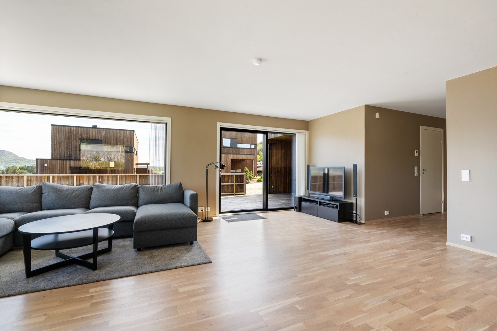 Boligen har lys parkett på gulv - vegger og himlinger er kledd med malte plater Galleribilde