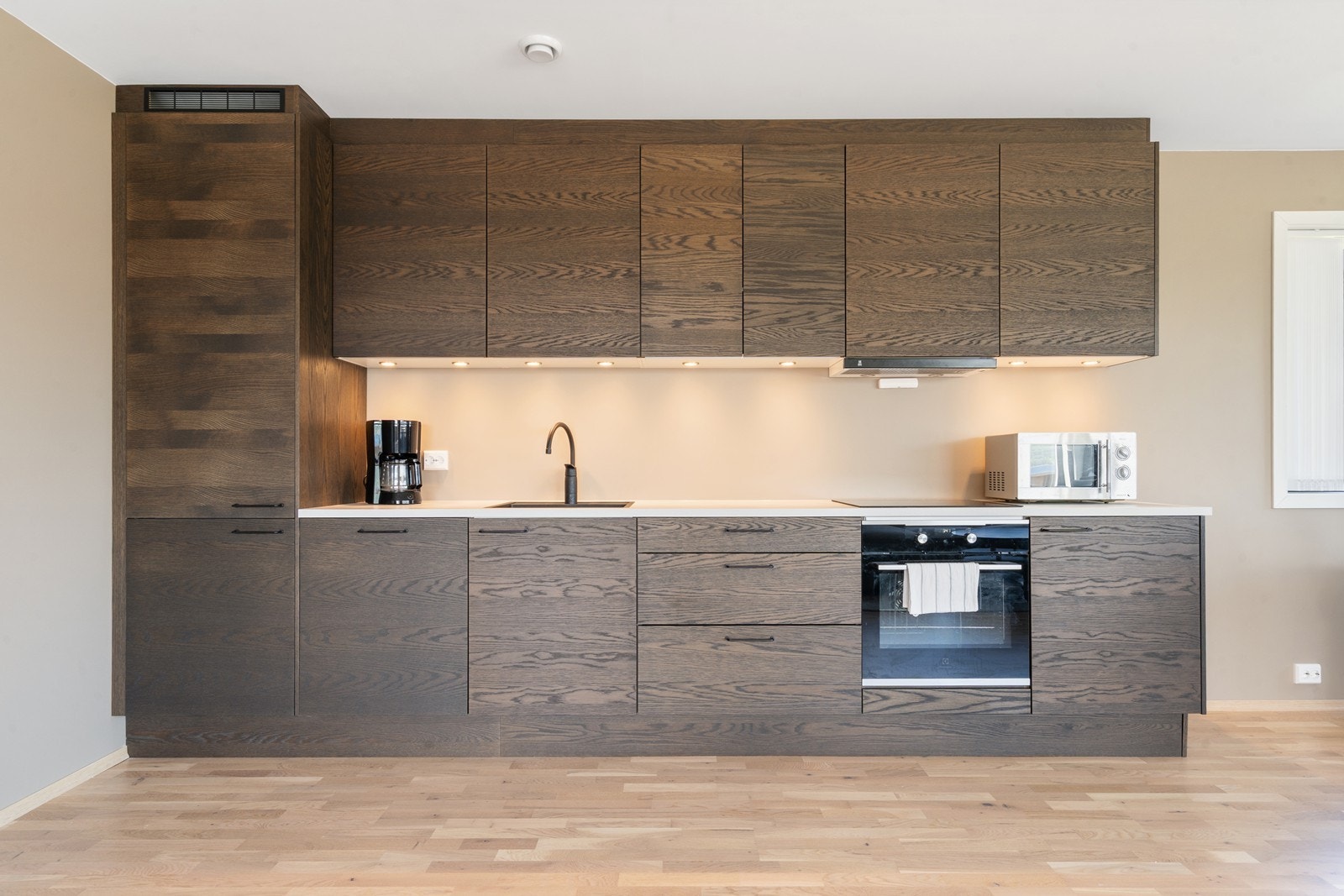 Boligen har et moderne og pent kjøkken med slette fronter og laminat benkeplate Galleribilde